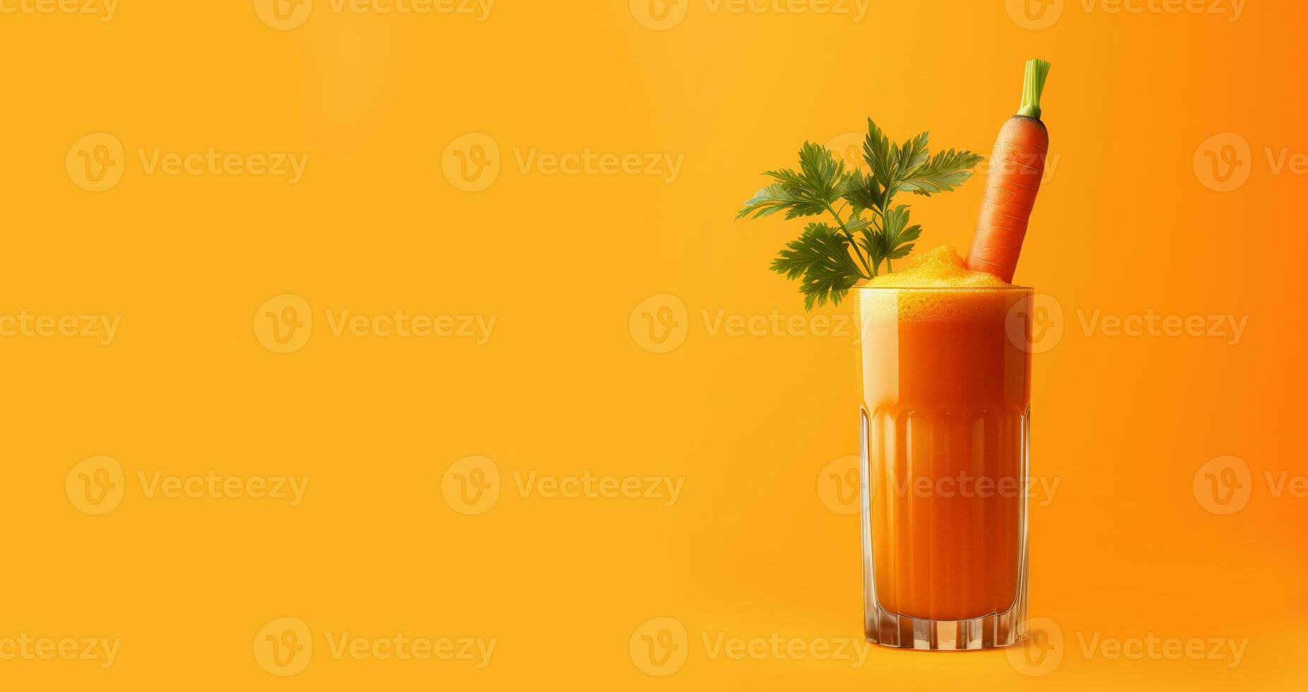 ein Glas von frisch Karotte Saft auf ein Gelb Hintergrund mit Raum zum Text. foto