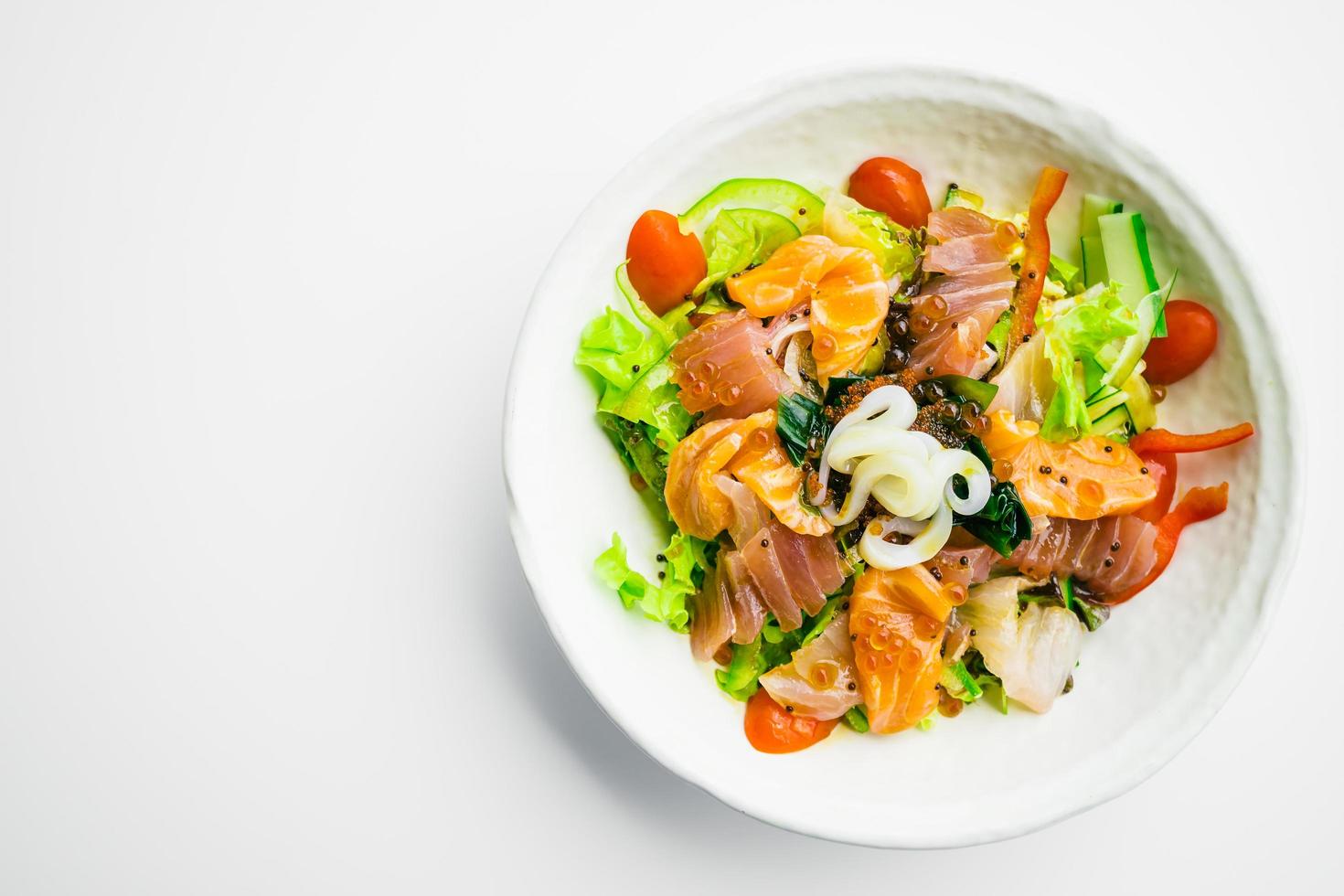 gemischter Meeresfrüchtesalat mit Lachs-Thunfisch-Tintenfisch und anderem Fisch foto