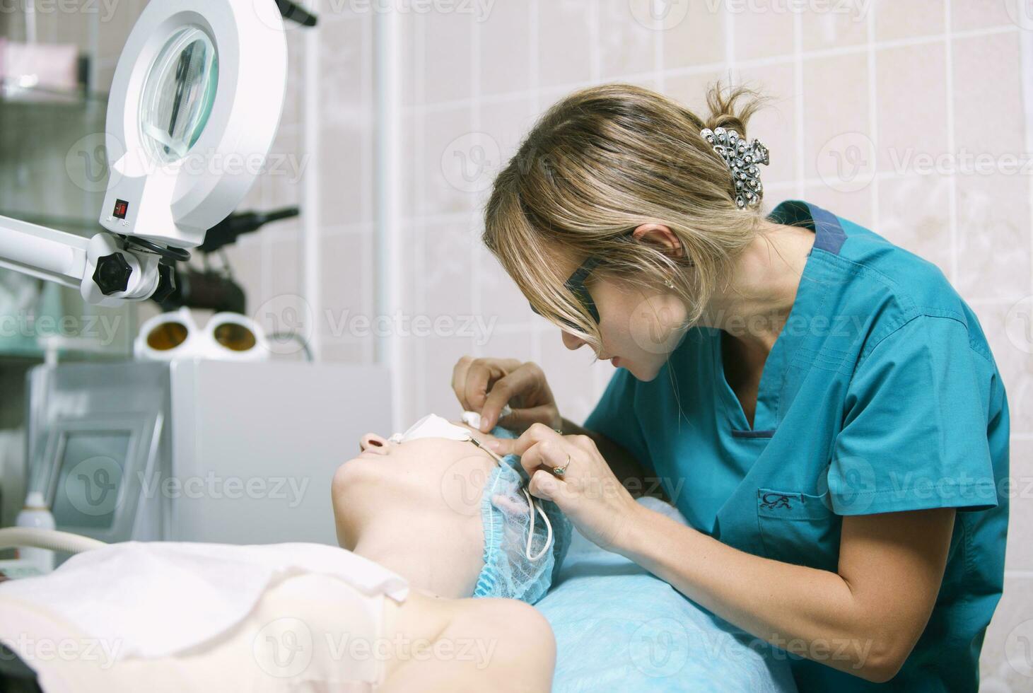 Kosmetikerin im ein Haut Klinik mit geduldig foto