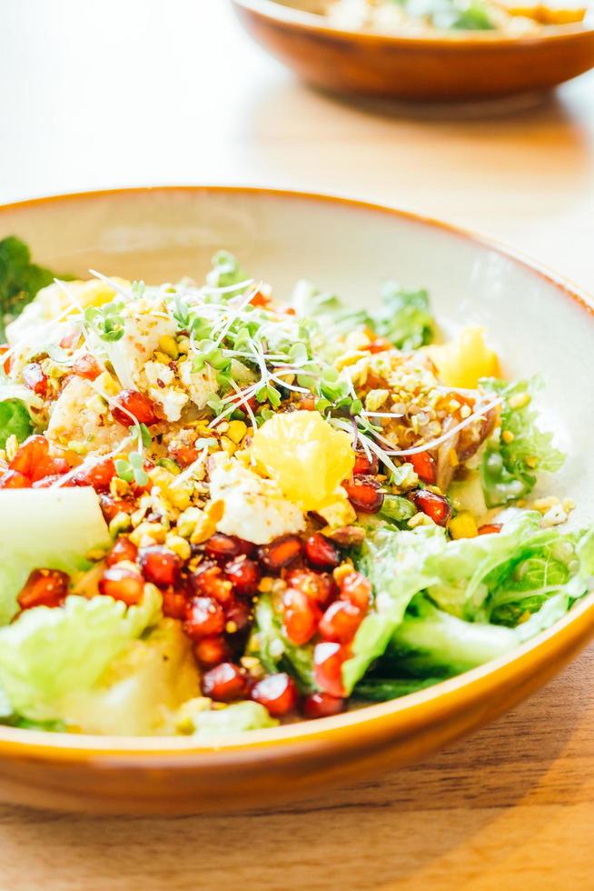 Gegrilltes Hähnchen mit Gemüse und Granatapfel, Obstsalat in Teller - Farbfilterverarbeitung foto