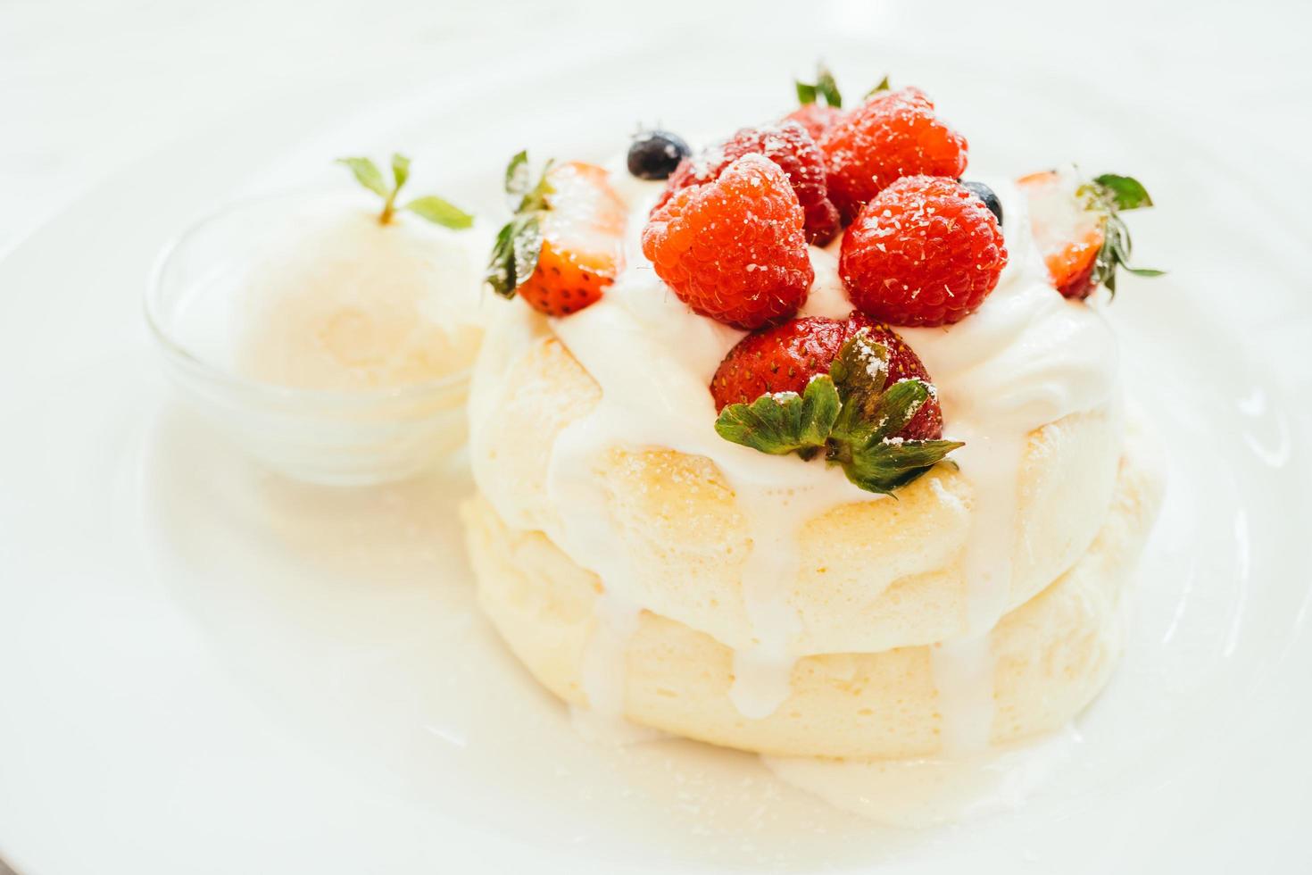 Pfannkuchen mit Eis Erdbeere, Heidelbeere und Himbeere foto