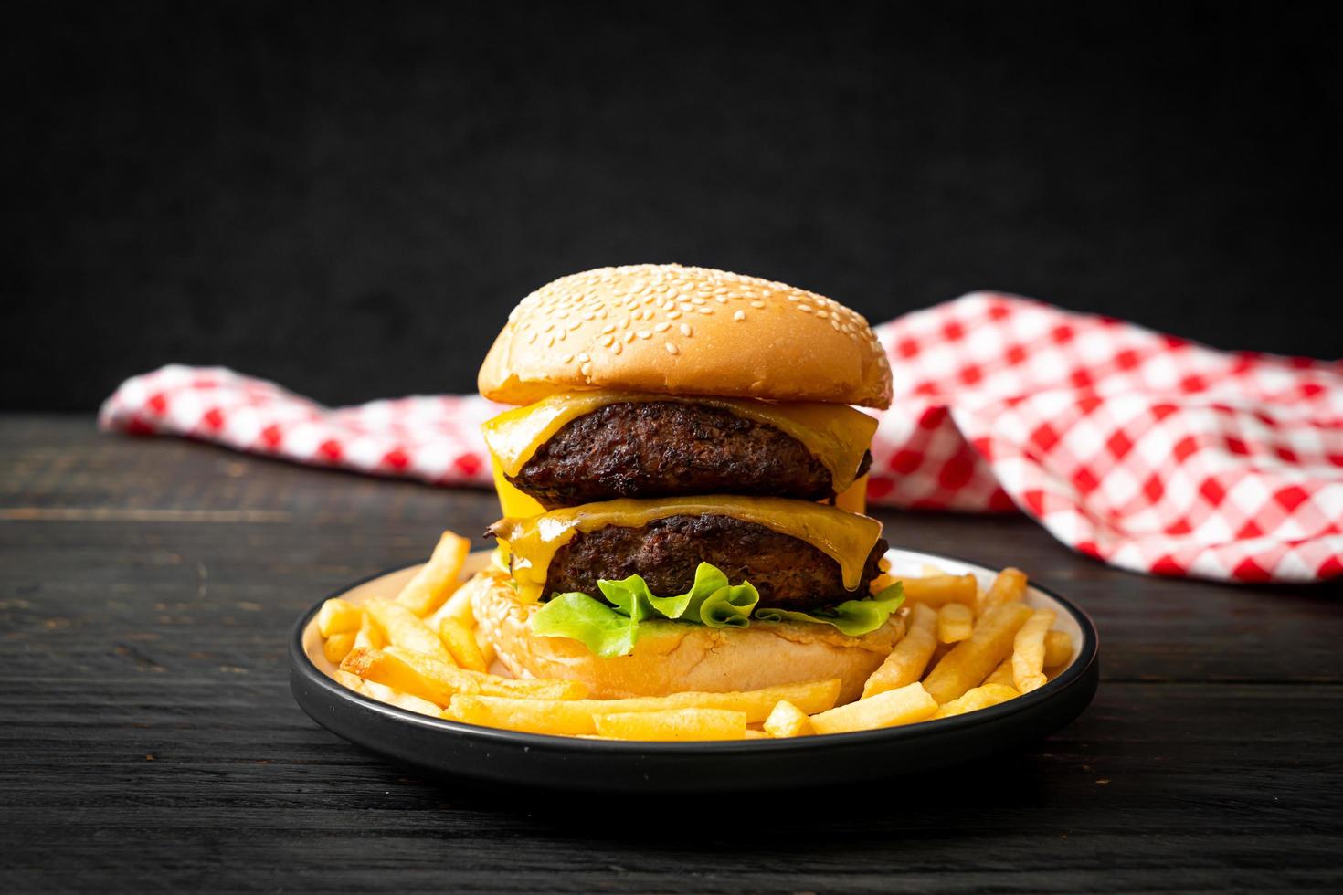 Hamburger oder Beef Burger mit Käse und Pommes Frites - ungesunde Essensart foto