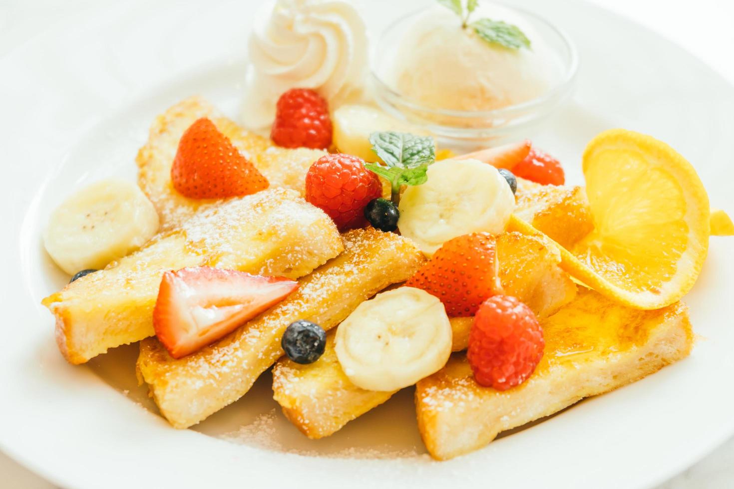 Pfannkuchen-Brot-Toast mit gemischten Früchten foto