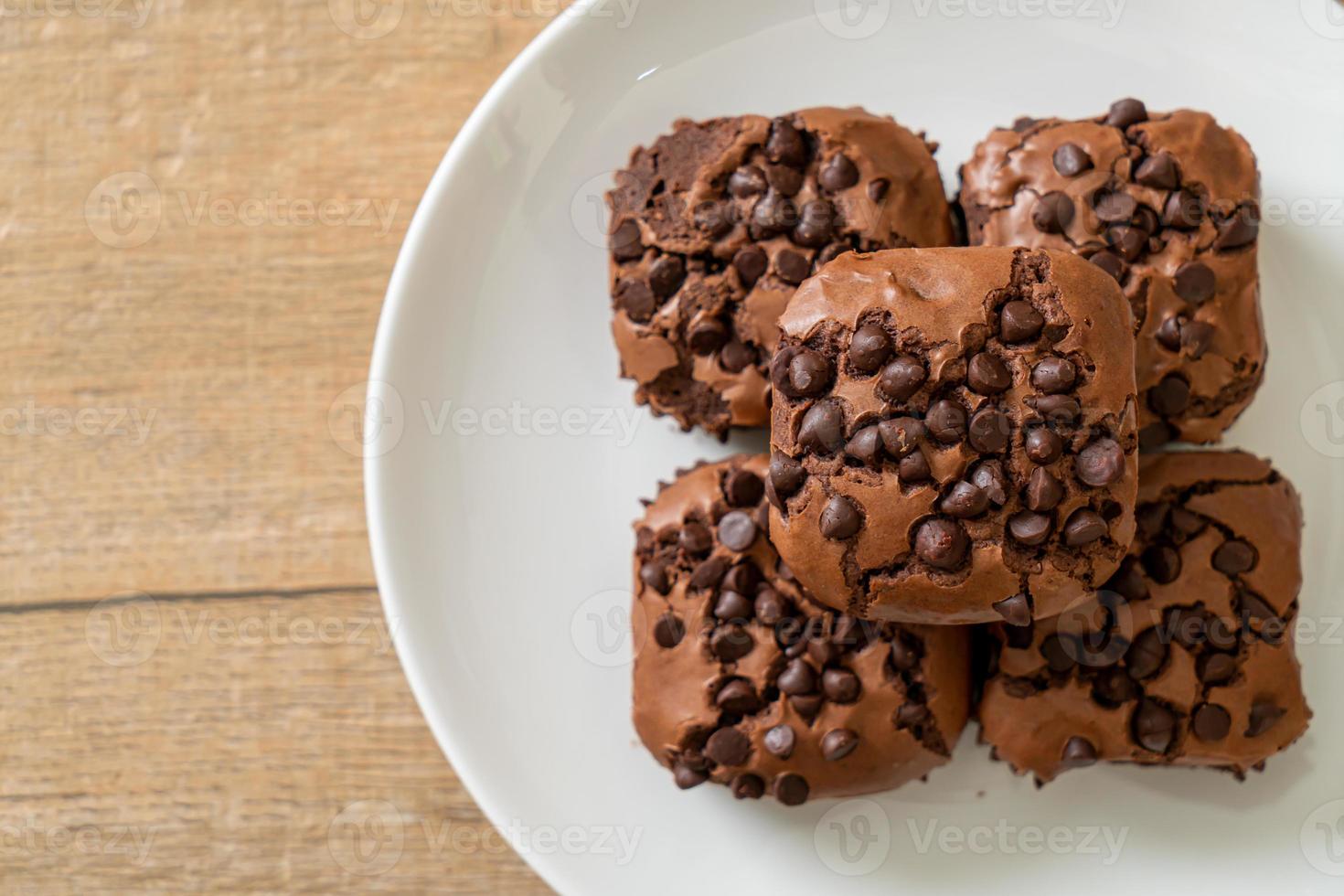 dunkle Schokoladenbrownies mit Schokostückchen oben drauf foto