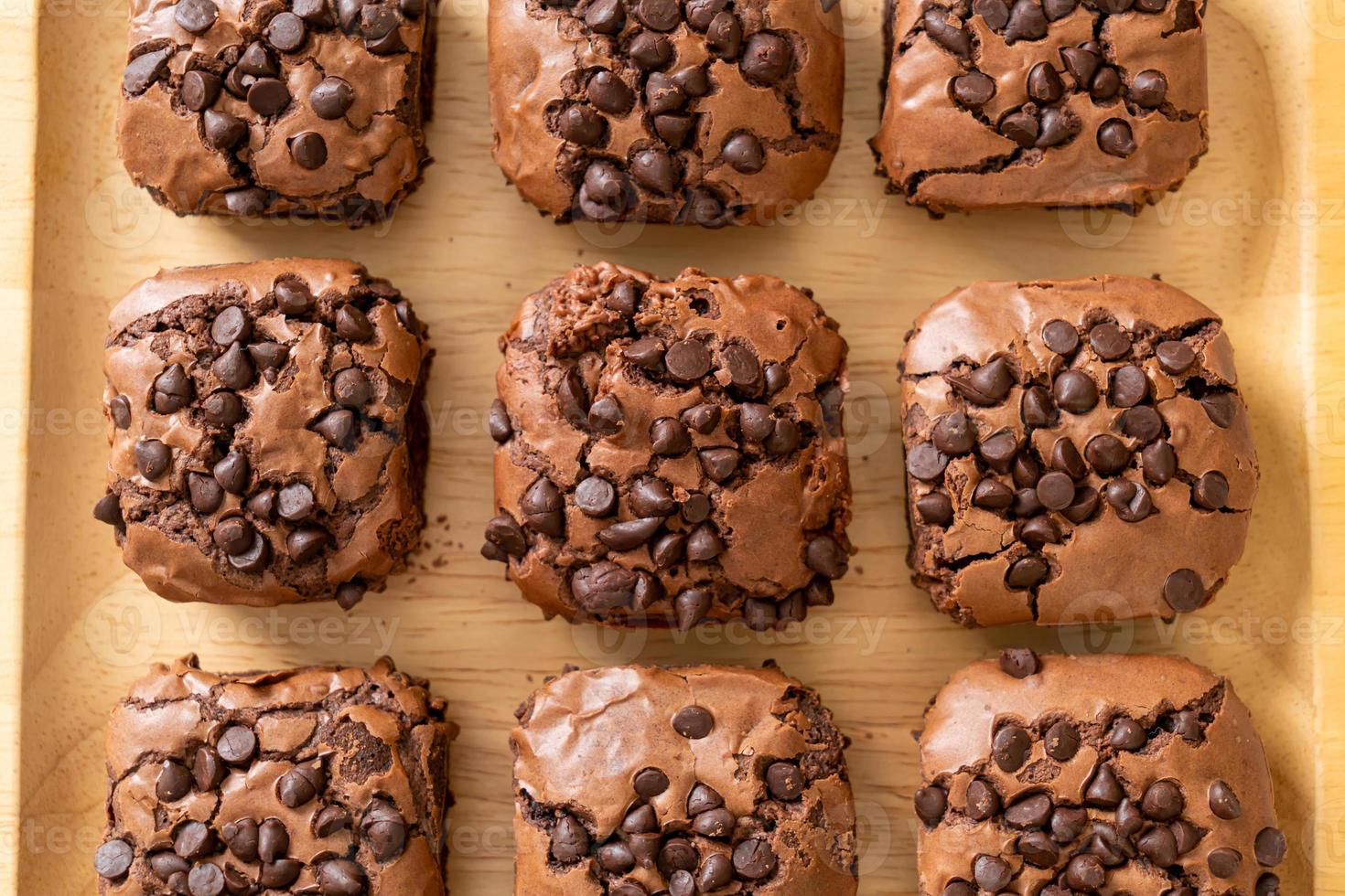 dunkle Schokoladenbrownies mit Schokostückchen oben drauf foto