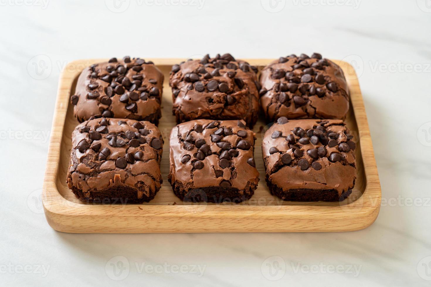 dunkle Schokoladenbrownies mit Schokostückchen oben drauf foto