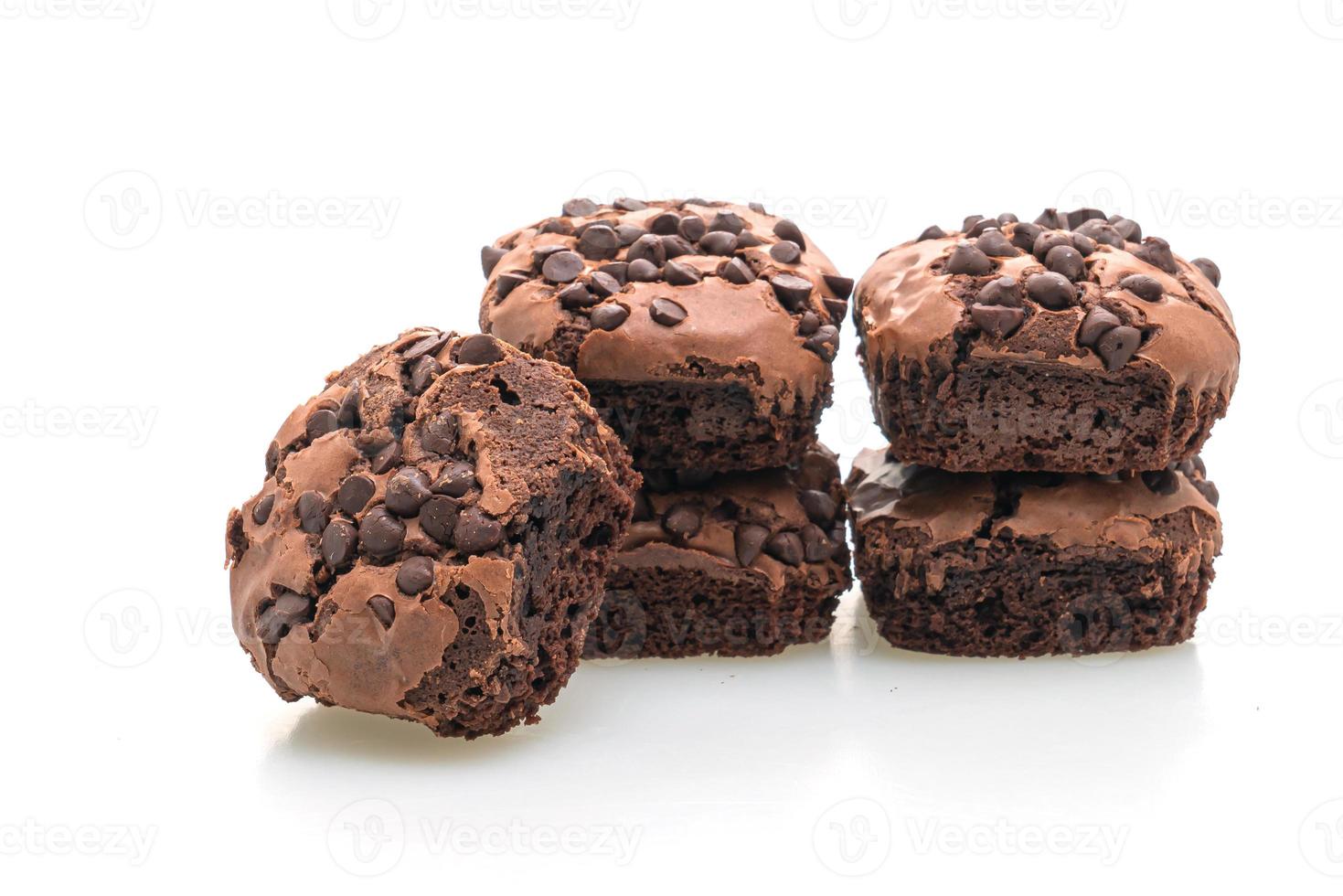 dunkle Schokoladenbrownies mit Schokostückchen oben drauf foto