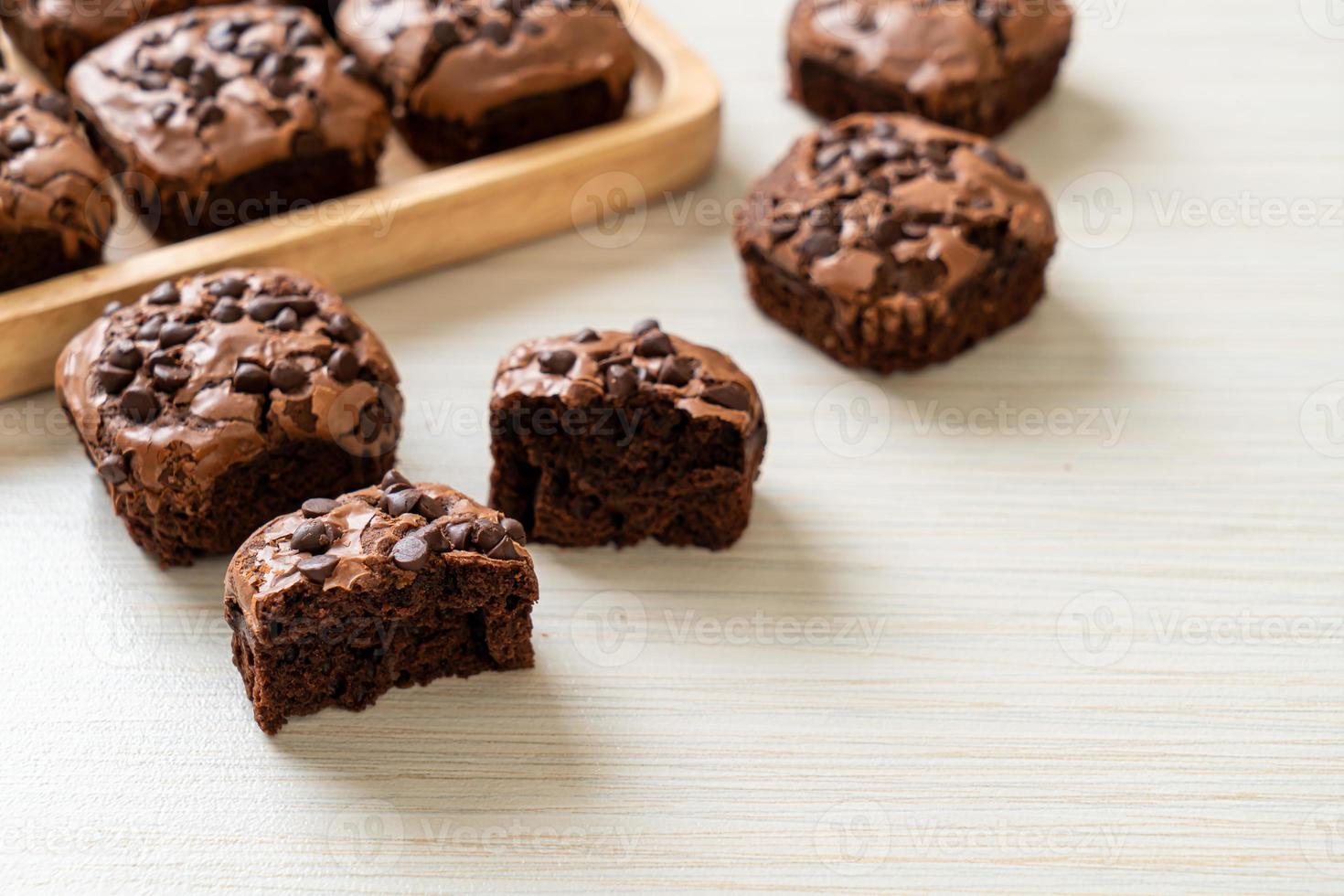 dunkle Schokoladenbrownies mit Schokostückchen oben drauf foto