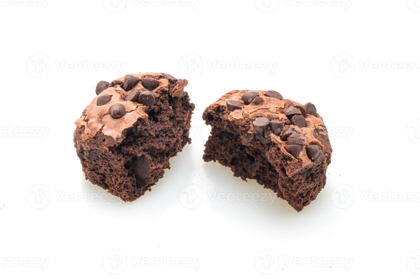 dunkle Schokoladenbrownies mit Schokostückchen oben drauf foto
