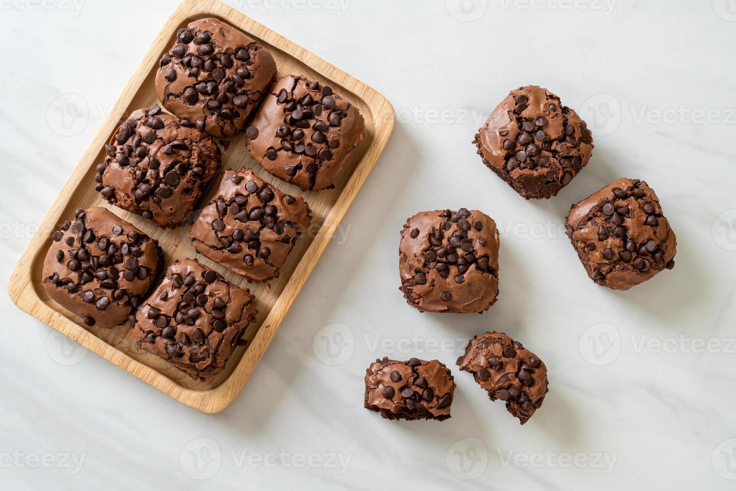 dunkle Schokoladenbrownies mit Schokostückchen oben drauf foto