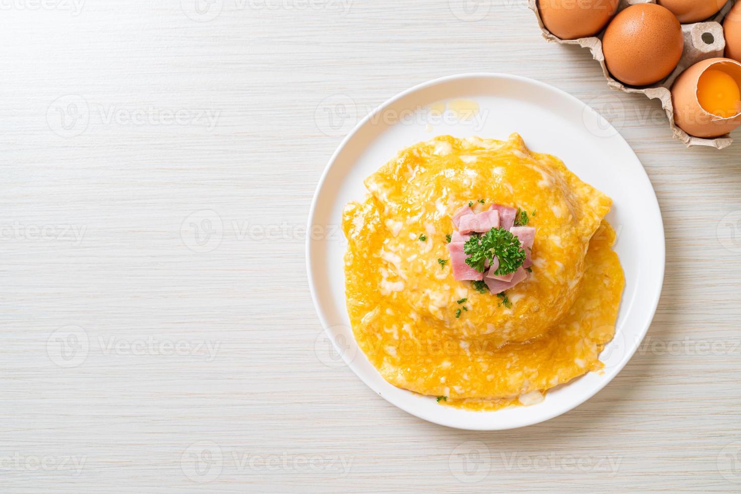 cremiges Omelette mit Schinken auf Reis foto