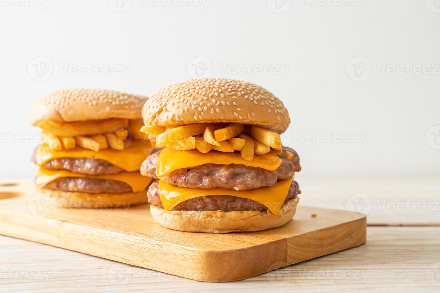Schweinefleisch-Hamburger oder Schweinefleisch-Burger mit Käse und Pommes frites foto