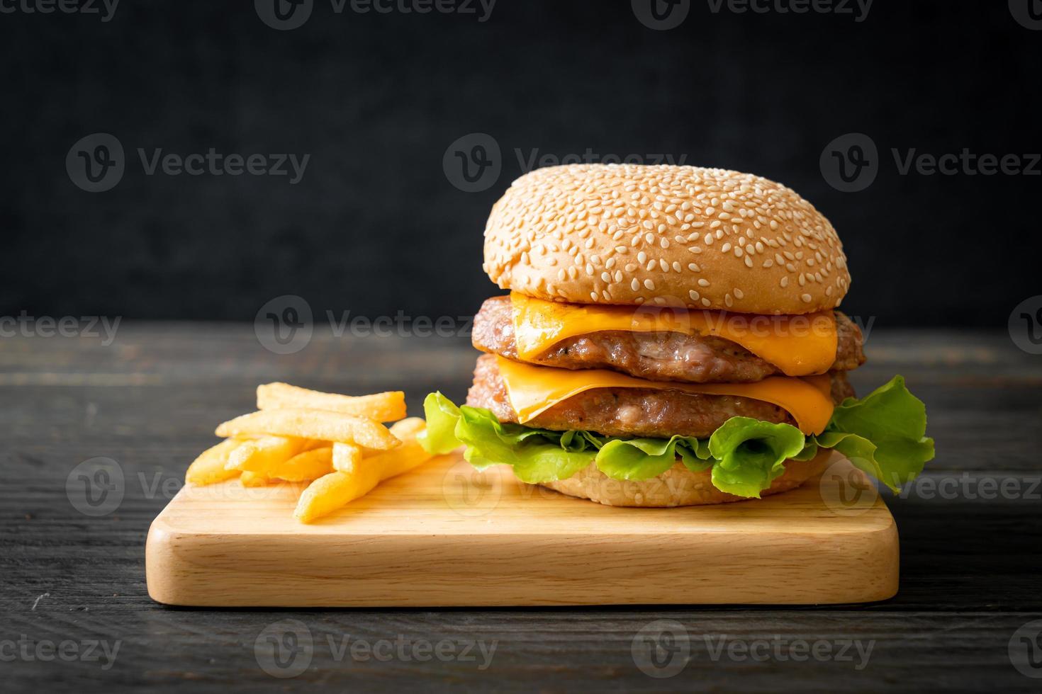 Schweinefleisch-Hamburger oder Schweinefleisch-Burger mit Käse und Pommes frites foto