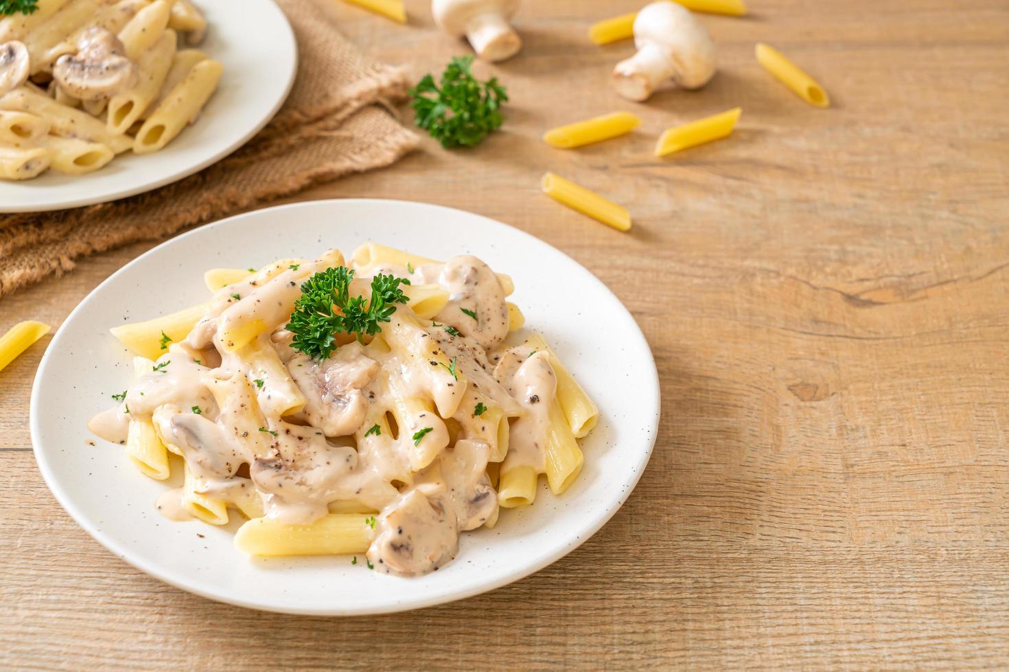 Penne Pasta Carbonara Sahnesauce mit Champignons nach italienischer Art foto