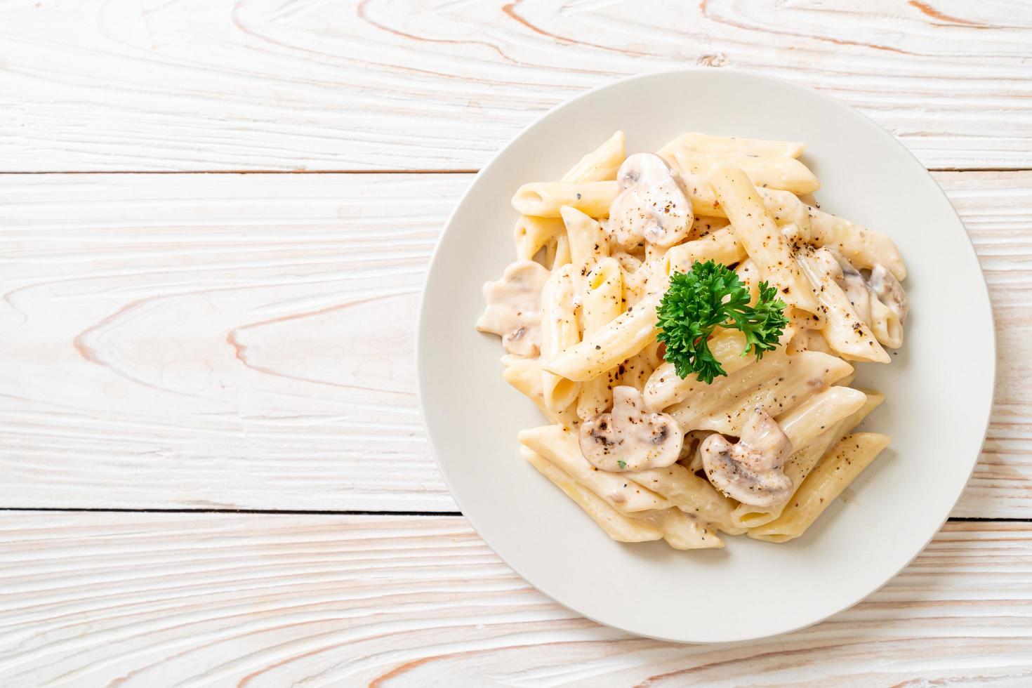 Penne Pasta Carbonara Sahnesauce mit Champignons nach italienischer Art foto