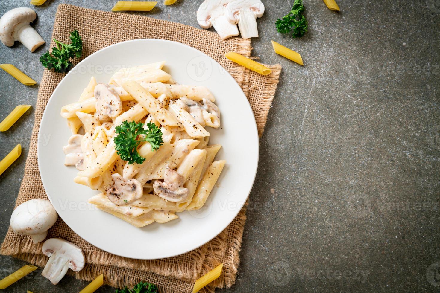 Penne Pasta Carbonara Sahnesauce mit Champignons nach italienischer Art foto