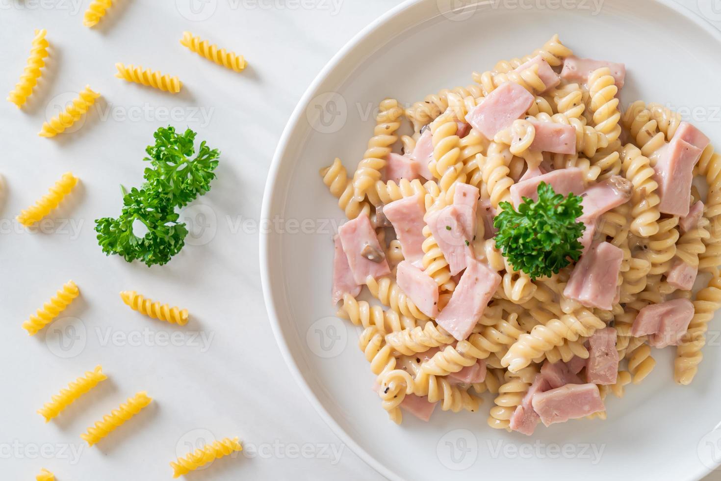 Spirali oder Spiralnudeln Pilz-Sahnesauce mit Schinken nach italienischer Art foto