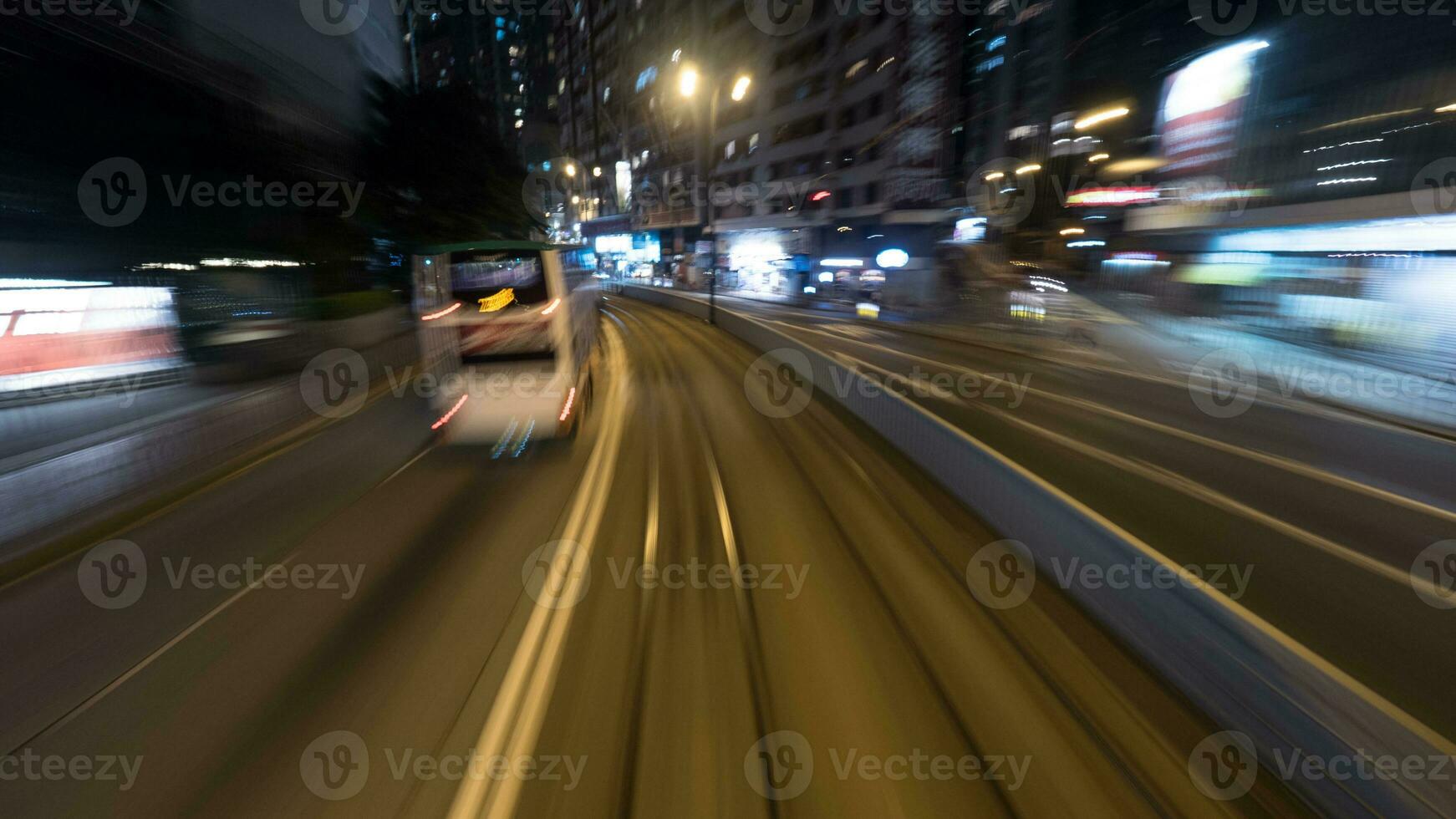 Reisen durch Straßenbahn im Nacht Hong kong foto