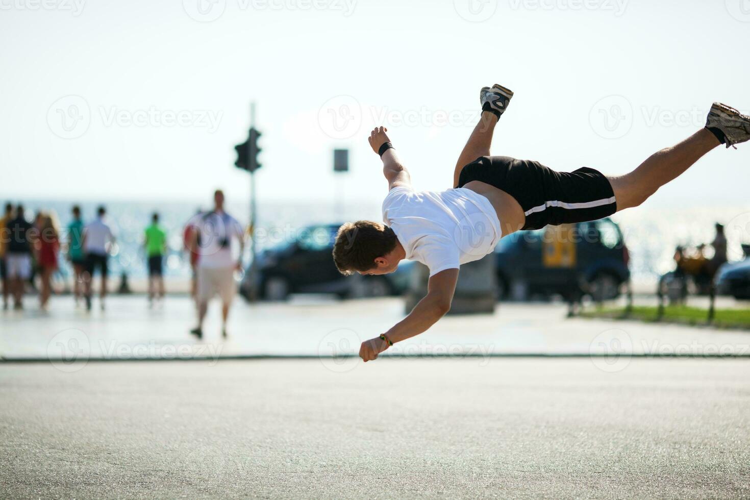 städtisch Akrobatik mit Salto foto