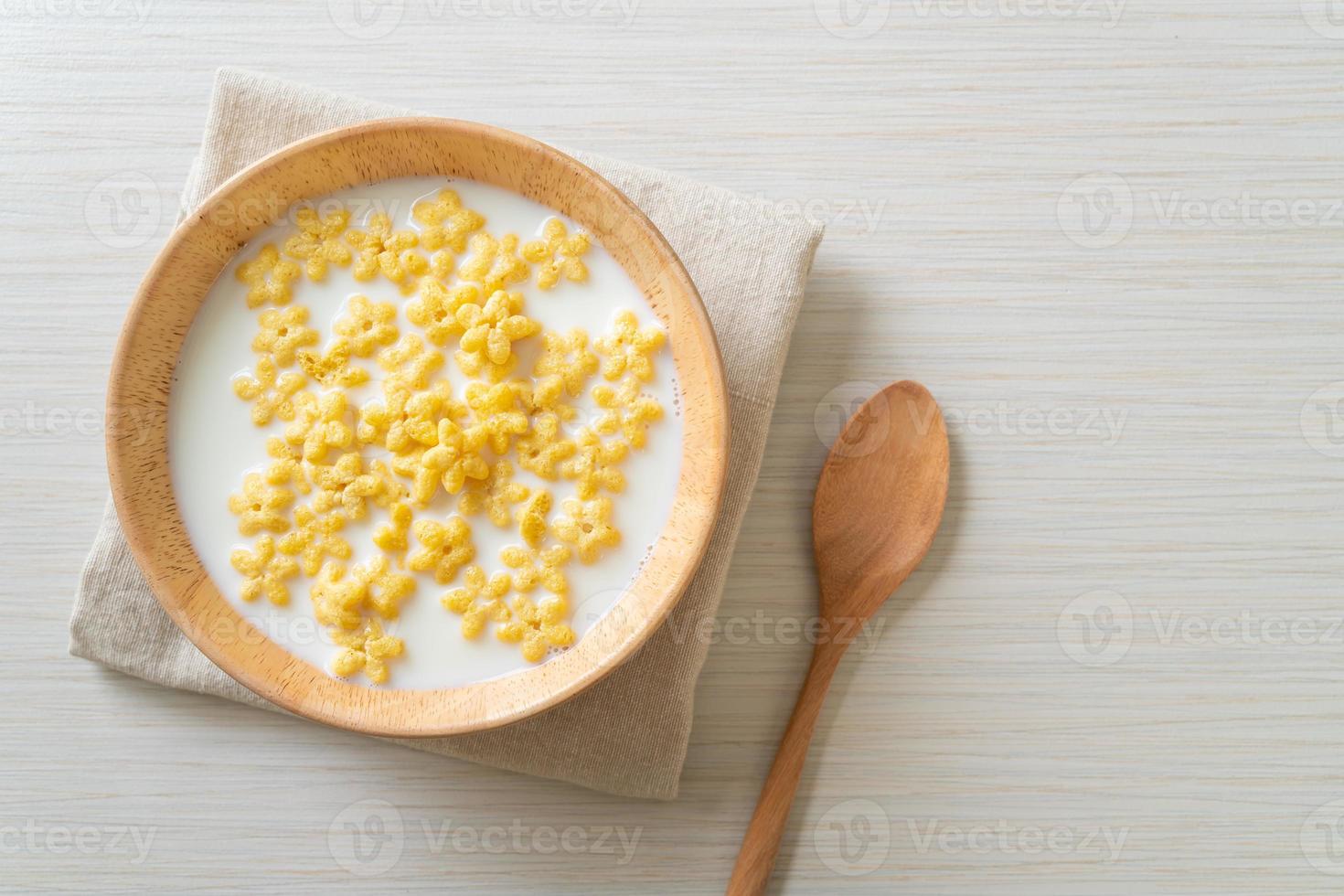 Vollkorn-Müsli mit frischer Milch zum Frühstück foto