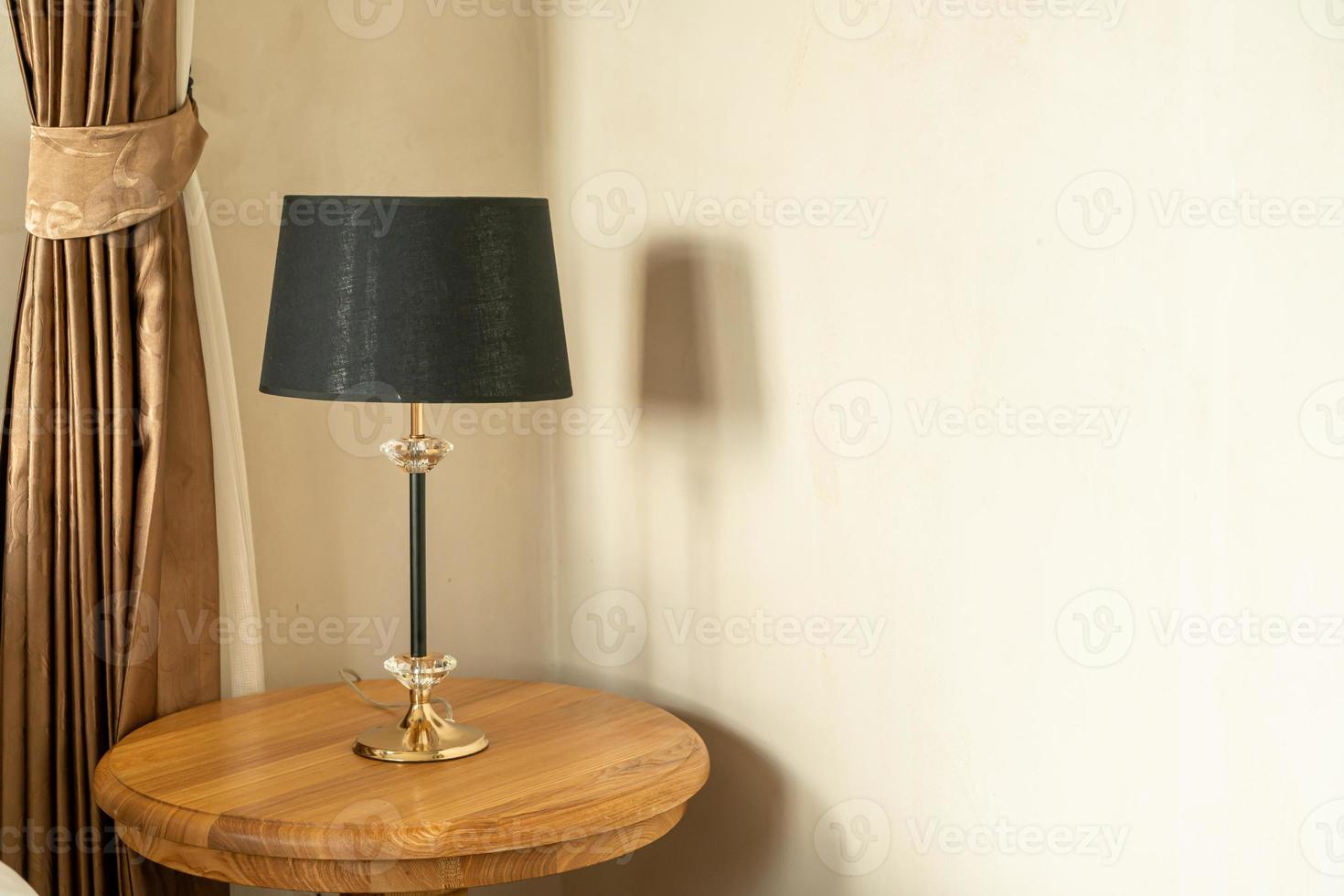 schöne Lampendekoration auf Holztisch foto