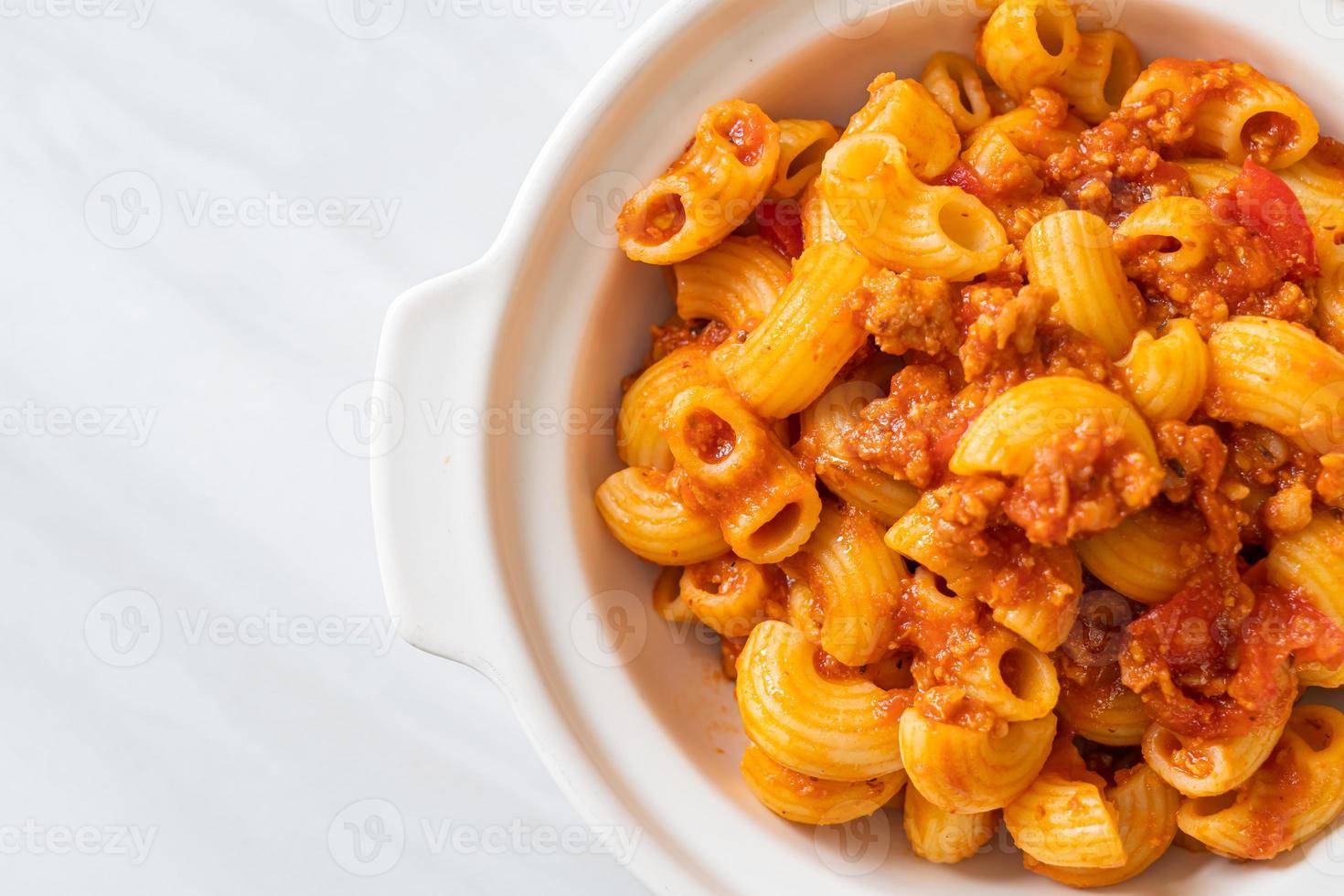 Makkaroni mit Tomatensauce und Hackfleisch vom Schwein, amerikanisches Chop Suey, amerikanisches Gulasch foto