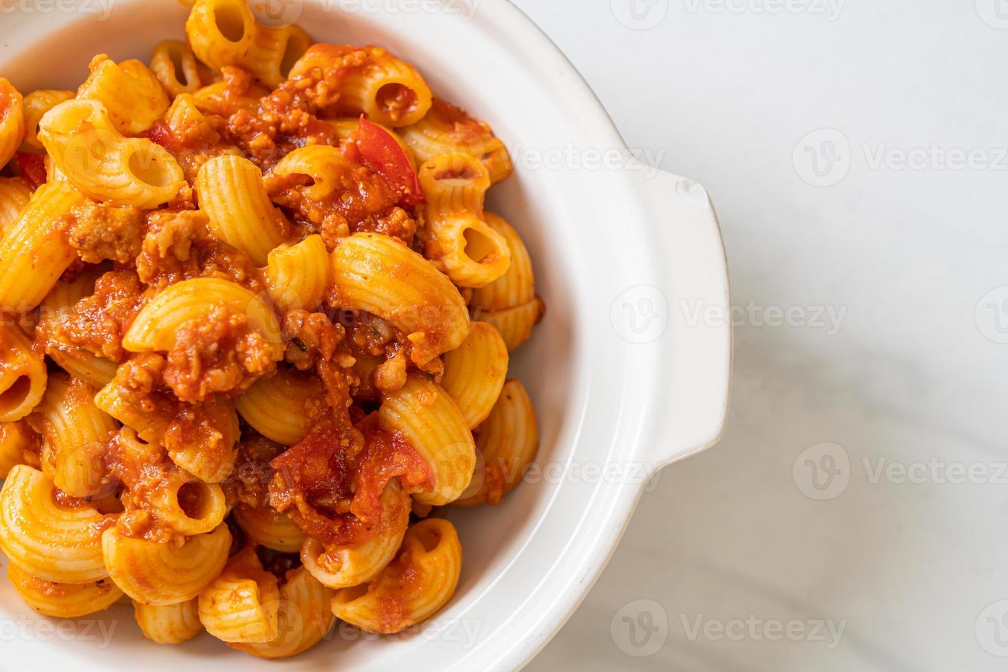 Makkaroni mit Tomatensauce und Hackfleisch vom Schwein, amerikanisches Chop Suey, amerikanisches Gulasch foto