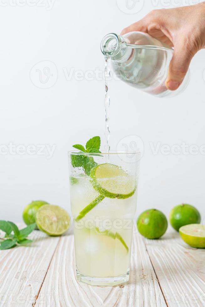 Iced Lime Soda mit Minze - erfrischendes Getränk foto