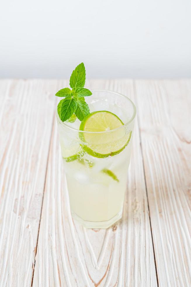 Iced Lime Soda mit Minze - erfrischendes Getränk foto