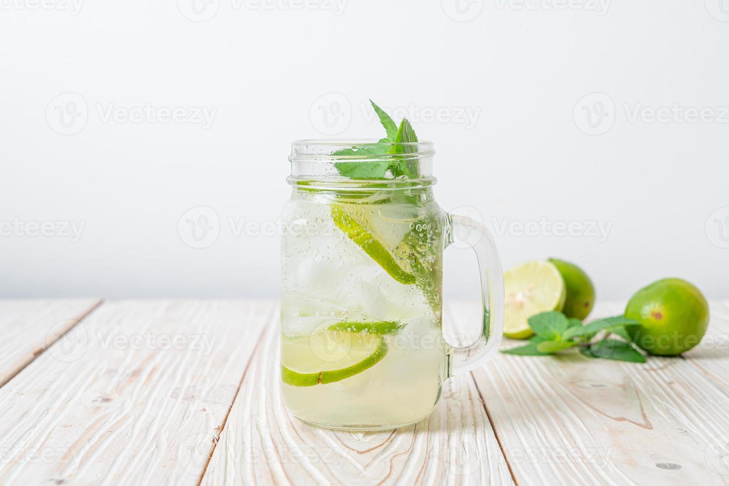 Iced Lime Soda mit Minze - erfrischendes Getränk foto