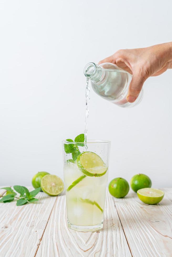 Iced Lime Soda mit Minze - erfrischendes Getränk foto