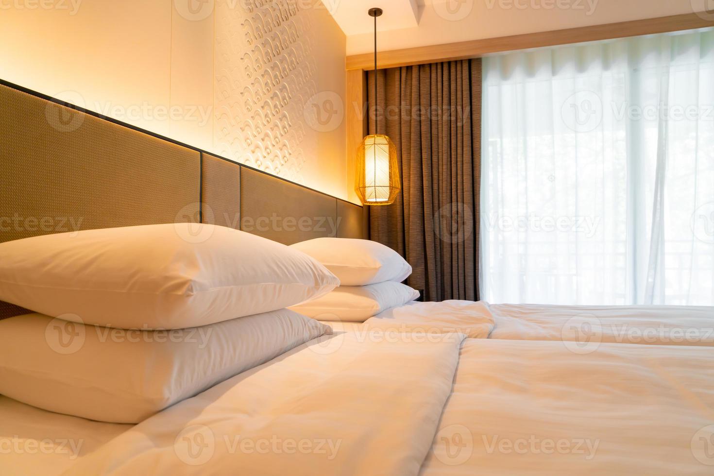 weiße Kissendekoration auf dem Bett im Hotelresortschlafzimmer foto