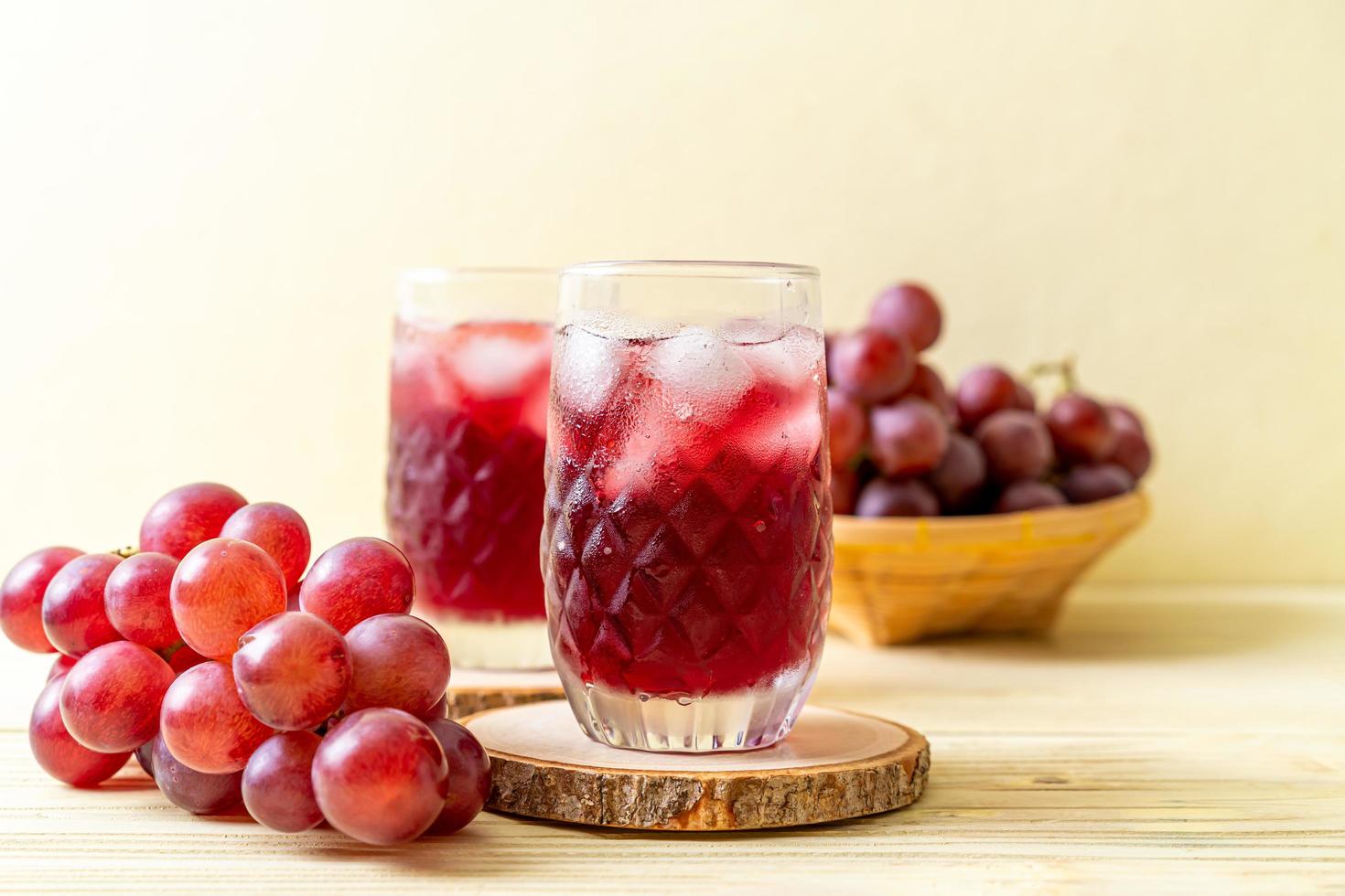 frischer Traubensaft auf Holzhintergrund foto