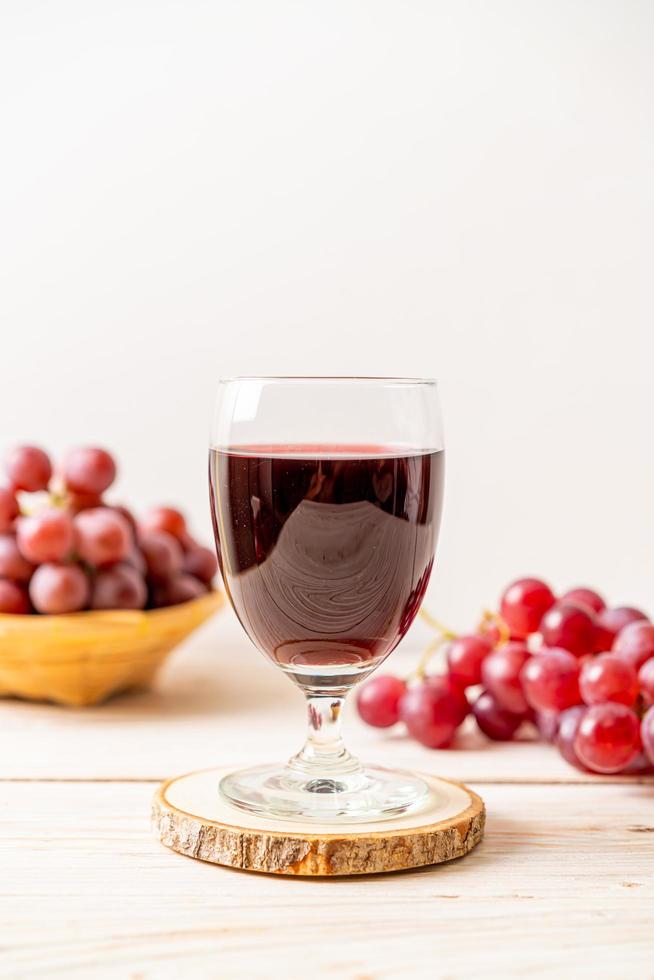 frischer Traubensaft auf Holzhintergrund foto