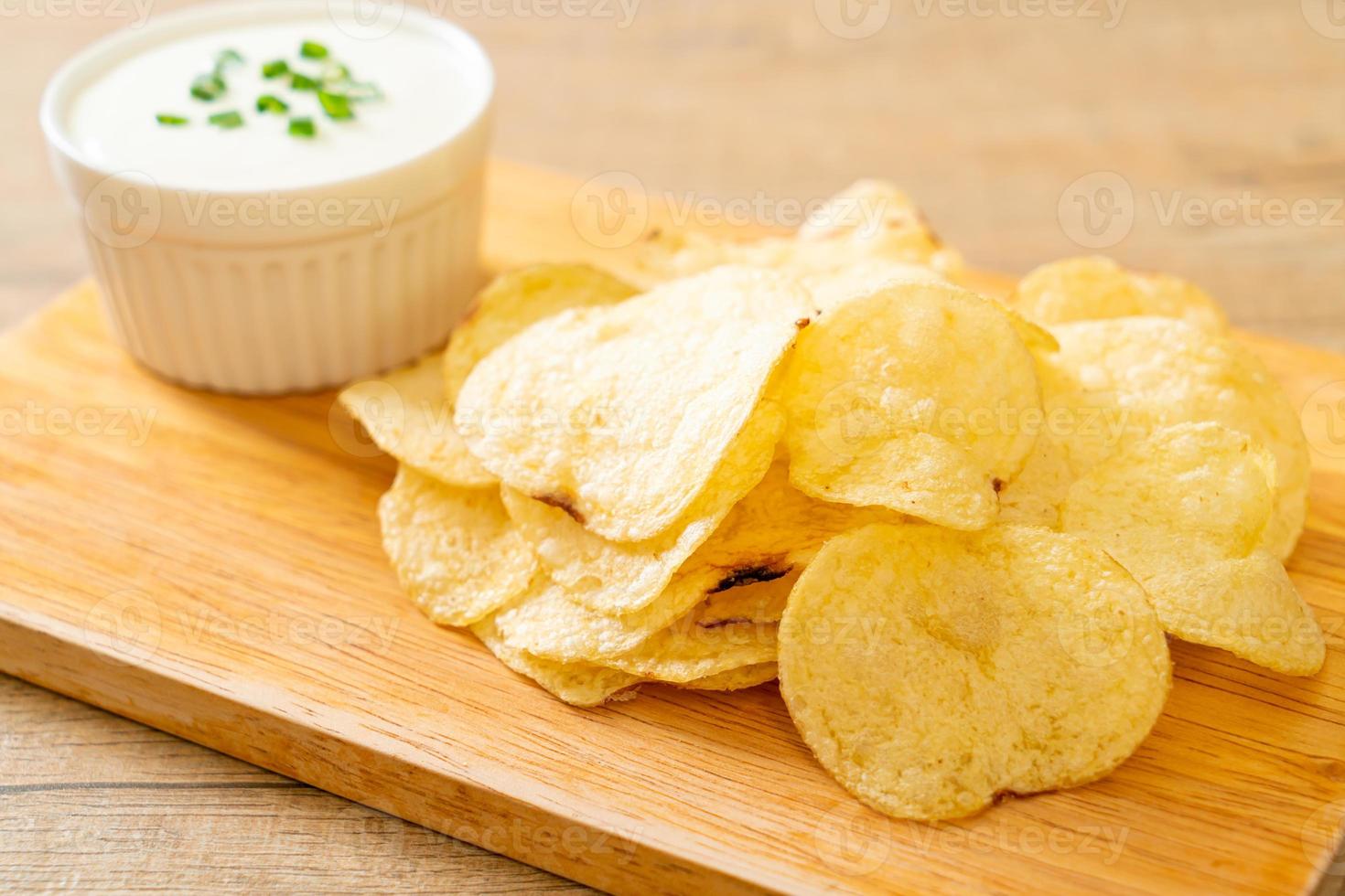 Kartoffelchips mit Sauerrahm-Dip foto