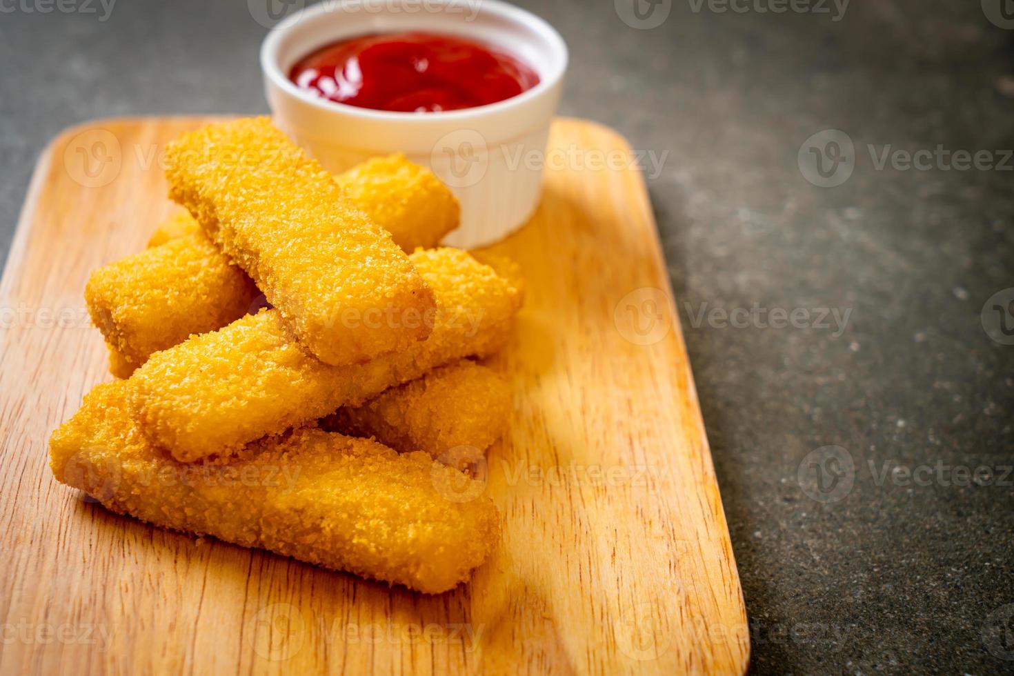 knusprig gebratene Fischstäbchen mit Ketchup foto