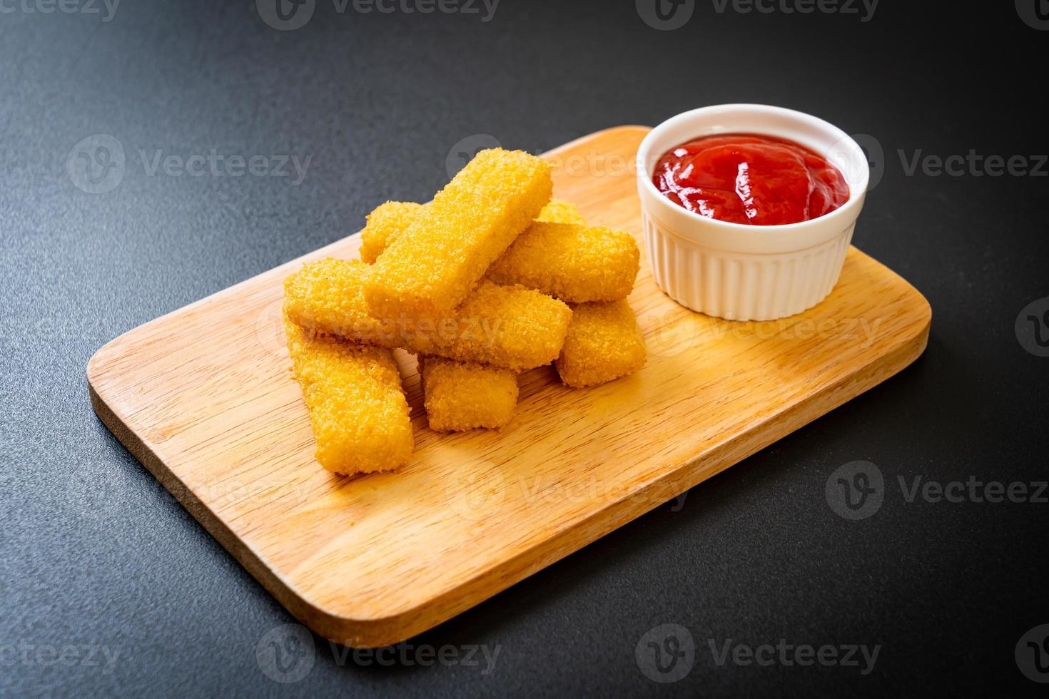 knusprig gebratene Fischstäbchen mit Ketchup foto