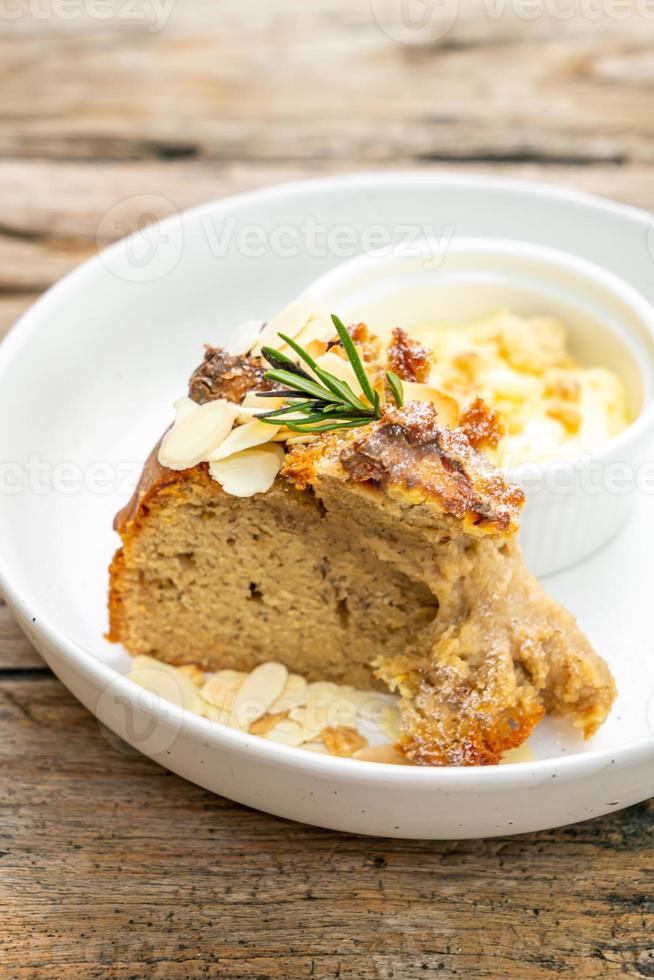 Bananenkuchen mit Frischkäse und Streuseln auf Teller foto