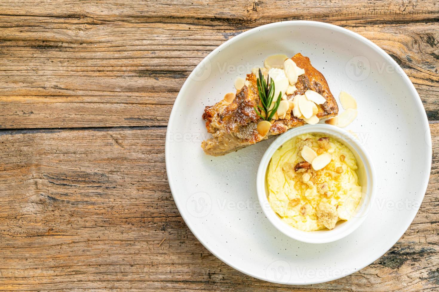 Bananenkuchen mit Frischkäse und Streuseln auf Teller foto