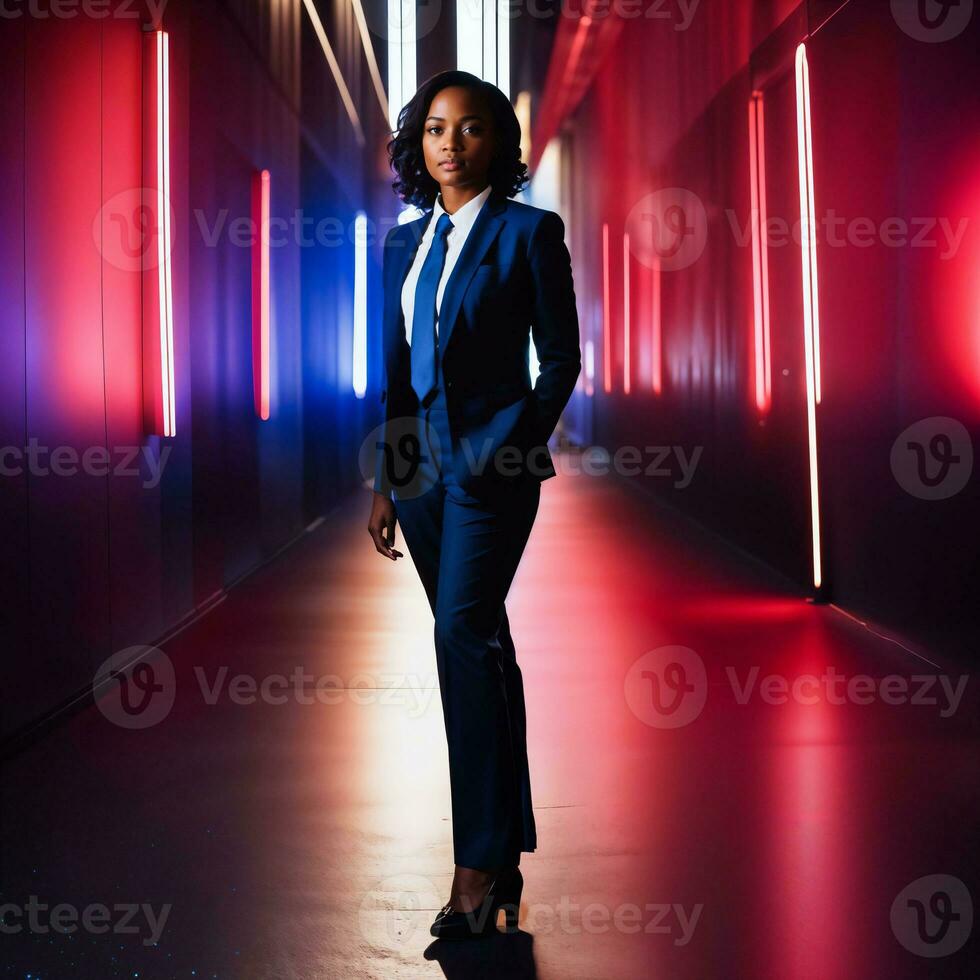 Foto von Clever afrikanisch Frau mit Geschäft passen beim Neon- gemischt rot und Blau Licht sci fi Hintergrund, generativ ai