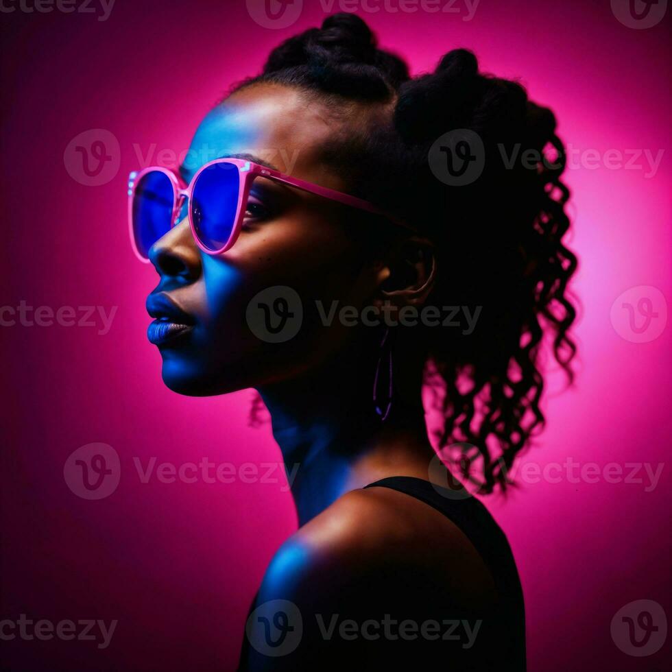 Foto von schön afrikanisch Frau mit mit gemischt Rosa und Blau Neon- Licht, generativ ai