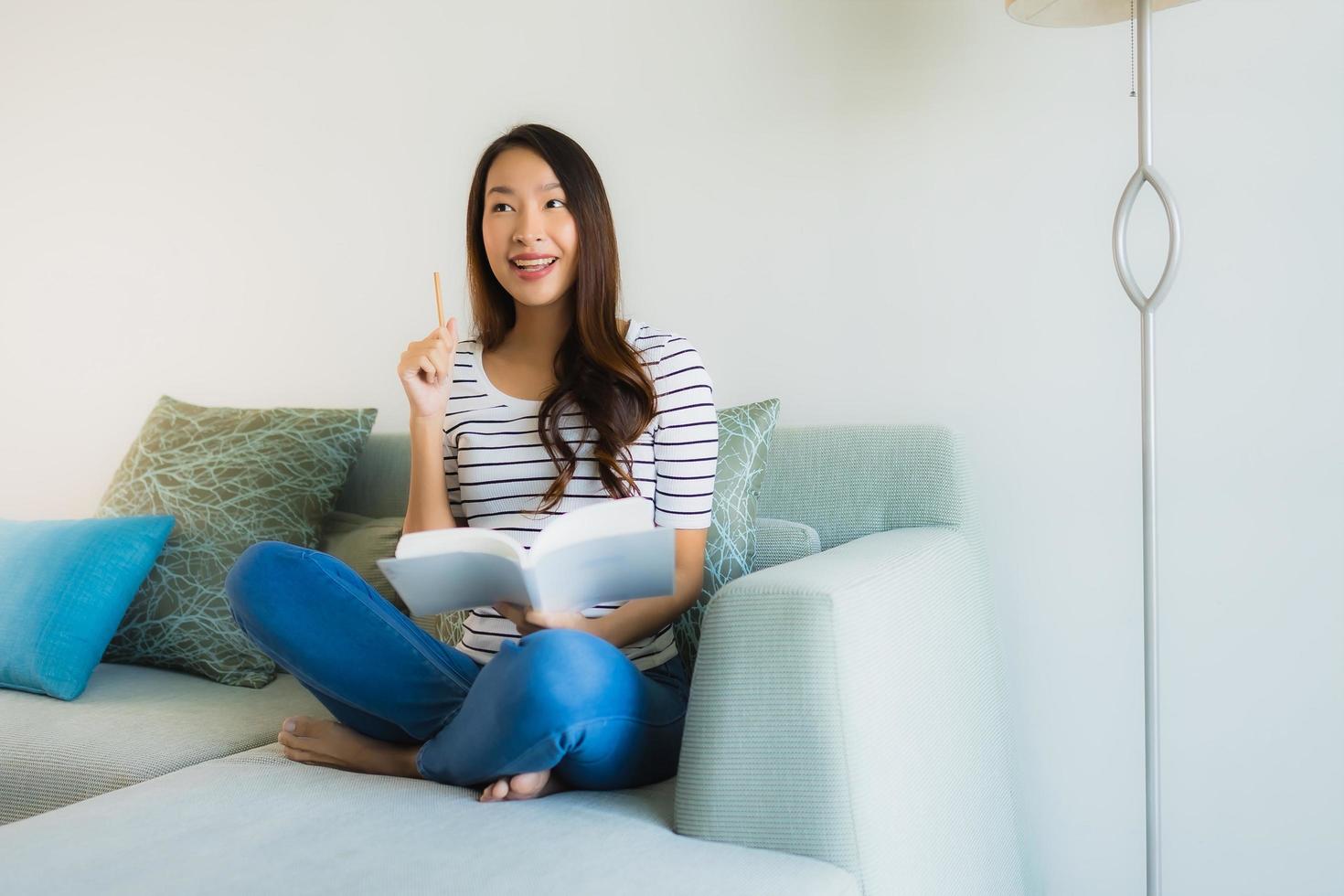 Porträt schöne junge asiatische Frauen Buch mit Kaffeetasse lesen foto