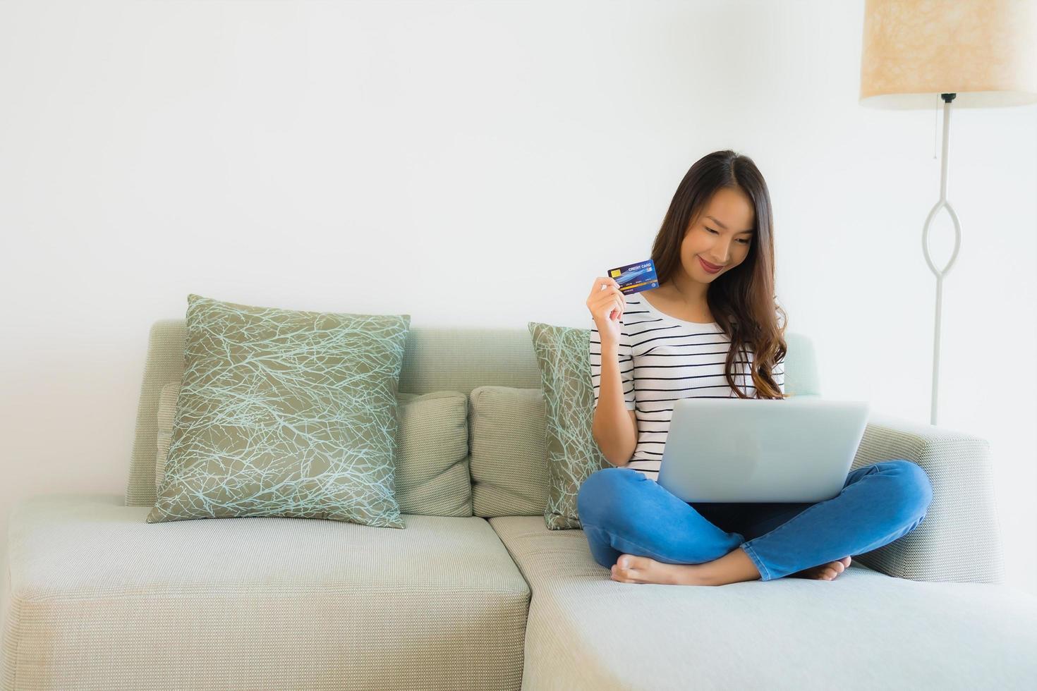 Porträt schöne junge asiatische Frauen mit Kreditkarten-Handy oder Computer zum Einkaufen foto