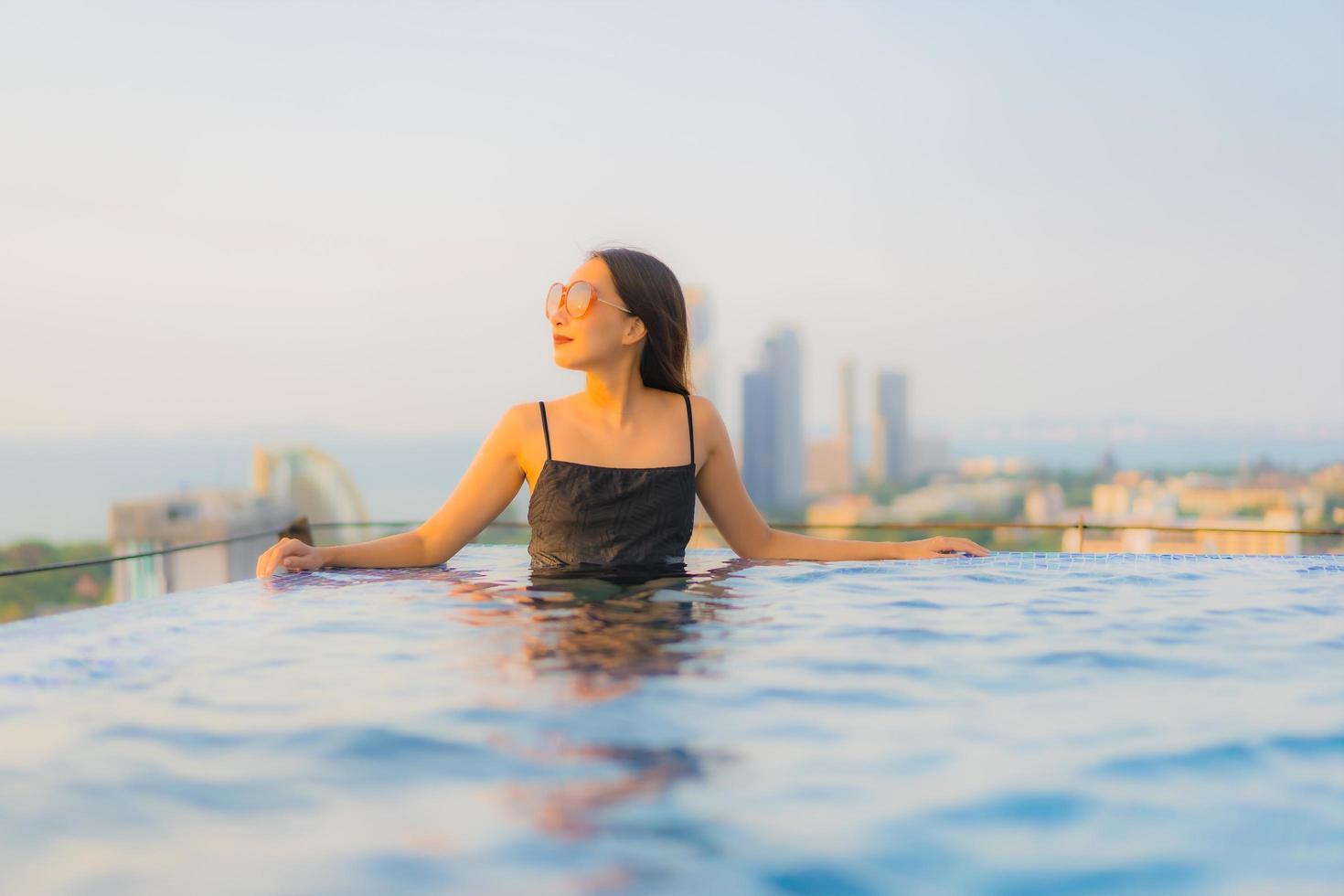 Porträt schöne junge asiatische Frauen glückliches Lächeln entspannen Außenpool im Hotel foto