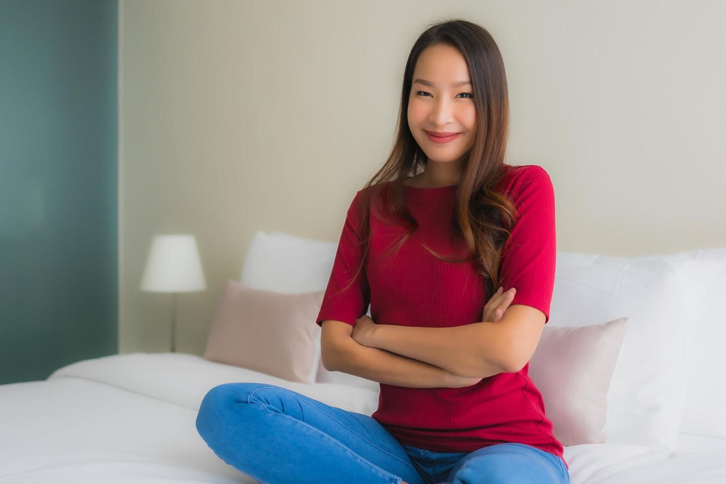 Porträt schöne junge asiatische Frauen lächeln glücklich auf dem Bett foto