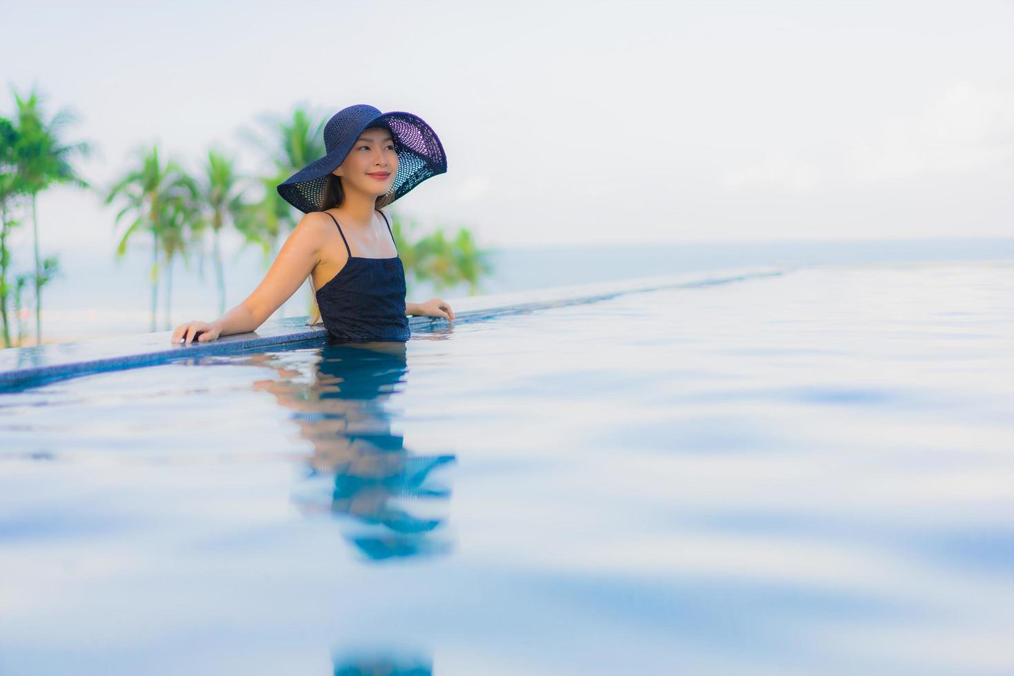 Porträt schöne junge asiatische Frauen glückliches Lächeln entspannen Außenpool im Hotel foto