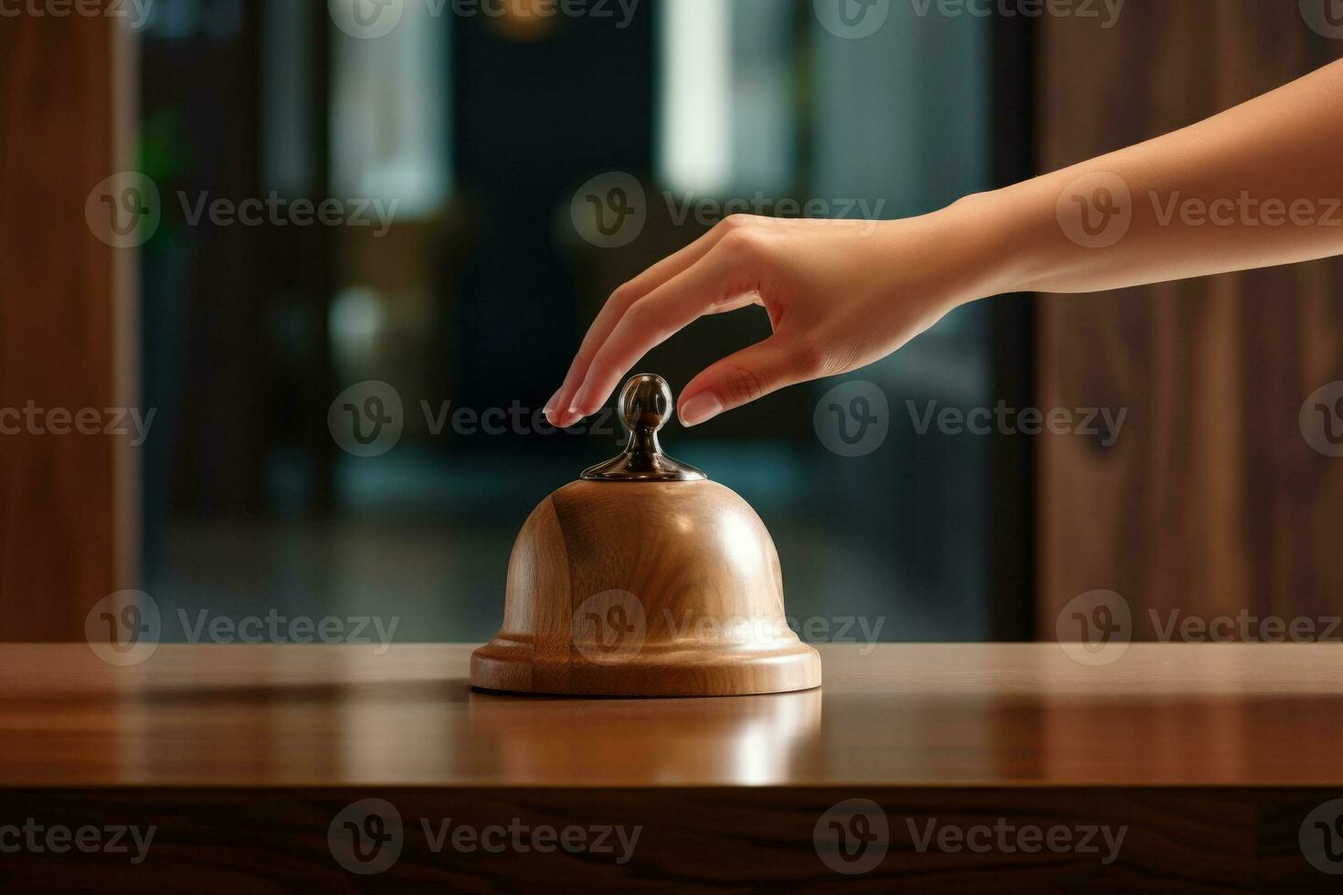 Hotel Ring Glocke auf Zähler Schreibtisch beim Vorderseite Rezeption. foto