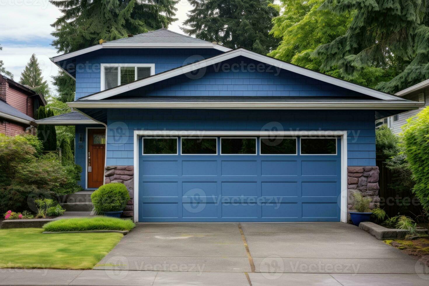 Blau Garage Tür mit ein Auffahrt im Vorderseite. foto