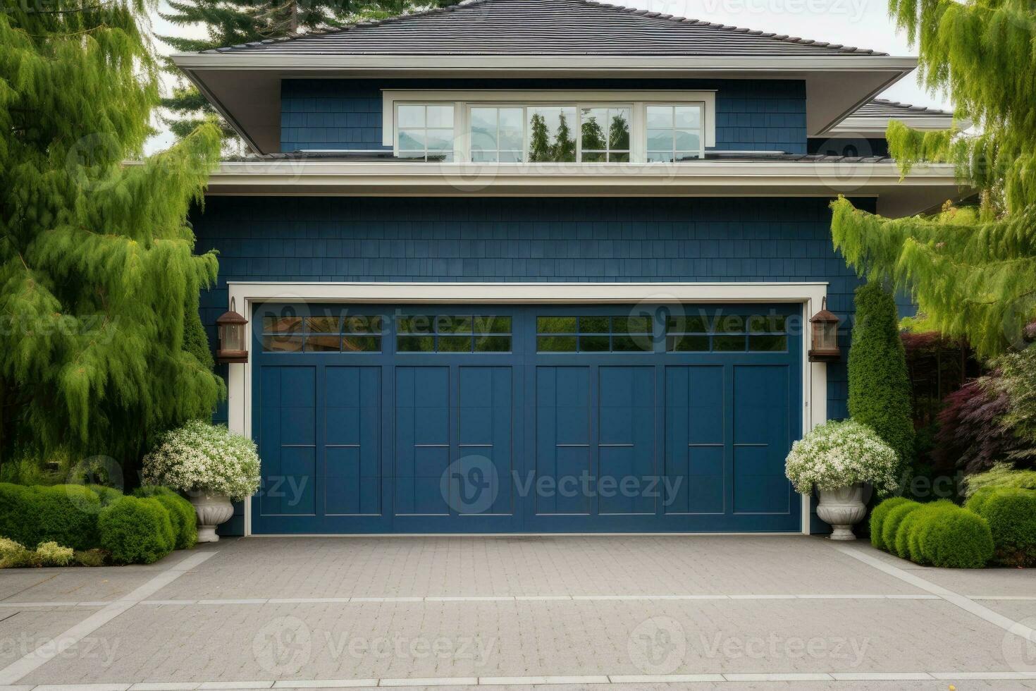 Blau Garage Tür mit ein Auffahrt im Vorderseite. foto