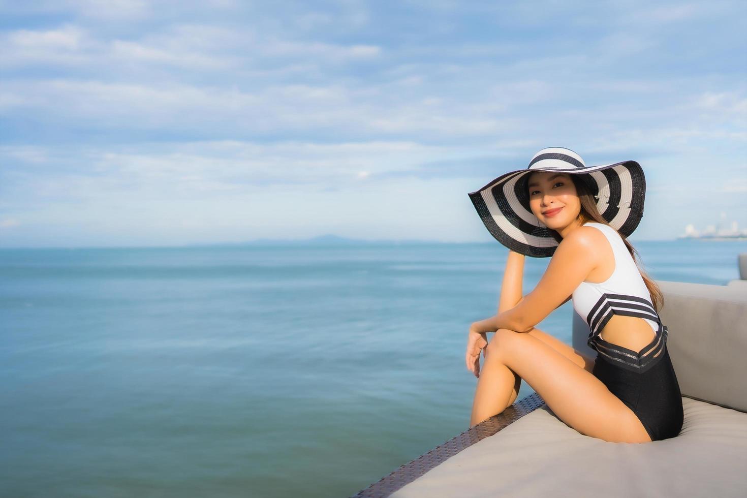 Porträt schöne junge asiatische Frauen entspannen Lächeln glücklich um Meer Strand Ozean foto